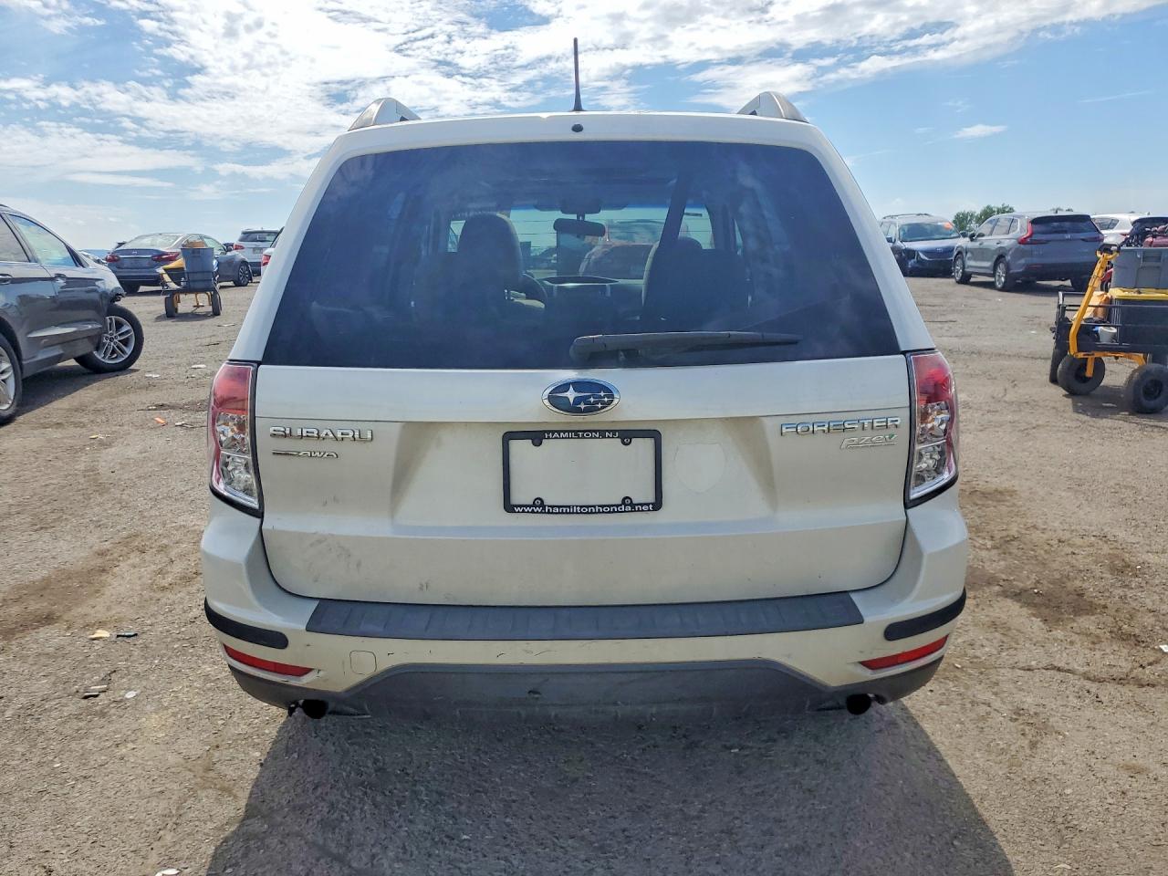 2011 Subaru Forester 2.5x Premium White vin: JF2SHADC3BH777807