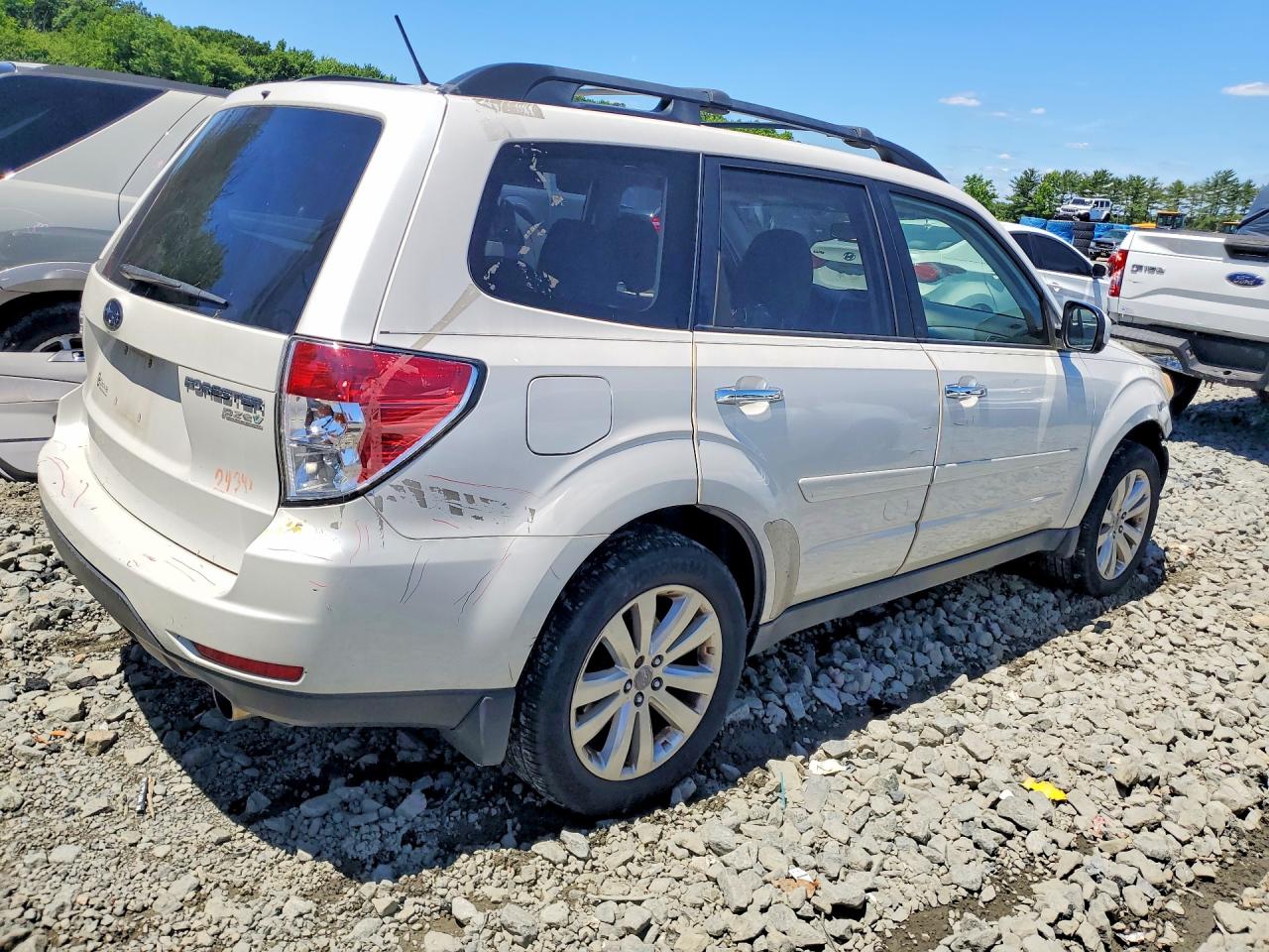 2013 Subaru Forester 2.5x Premium White vin: JF2SHADC3DH427452
