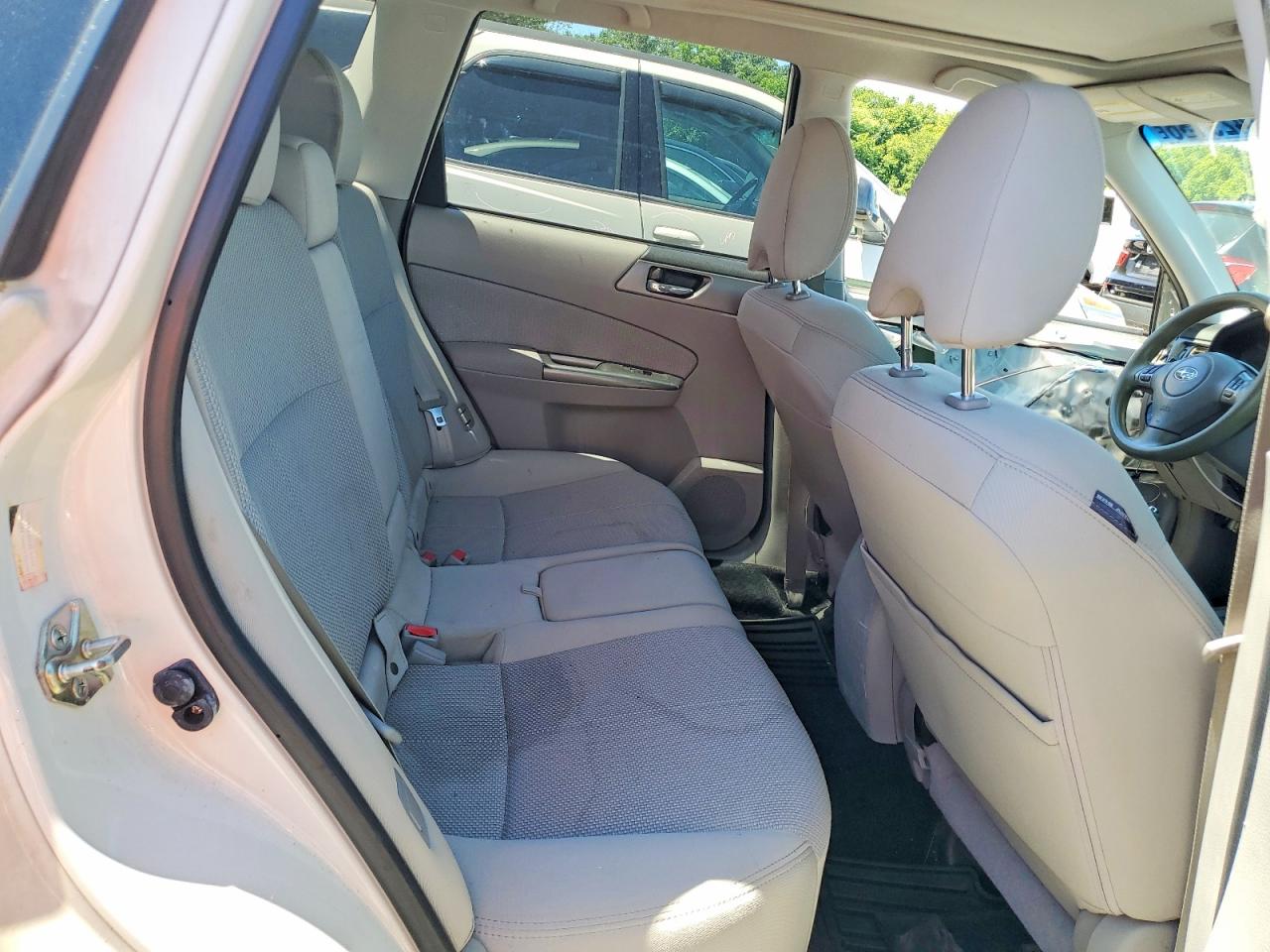 2013 Subaru Forester 2.5x Premium White vin: JF2SHADC3DH427452