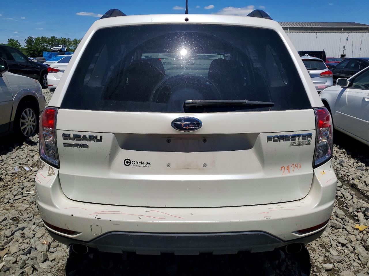 2013 Subaru Forester 2.5x Premium White vin: JF2SHADC3DH427452