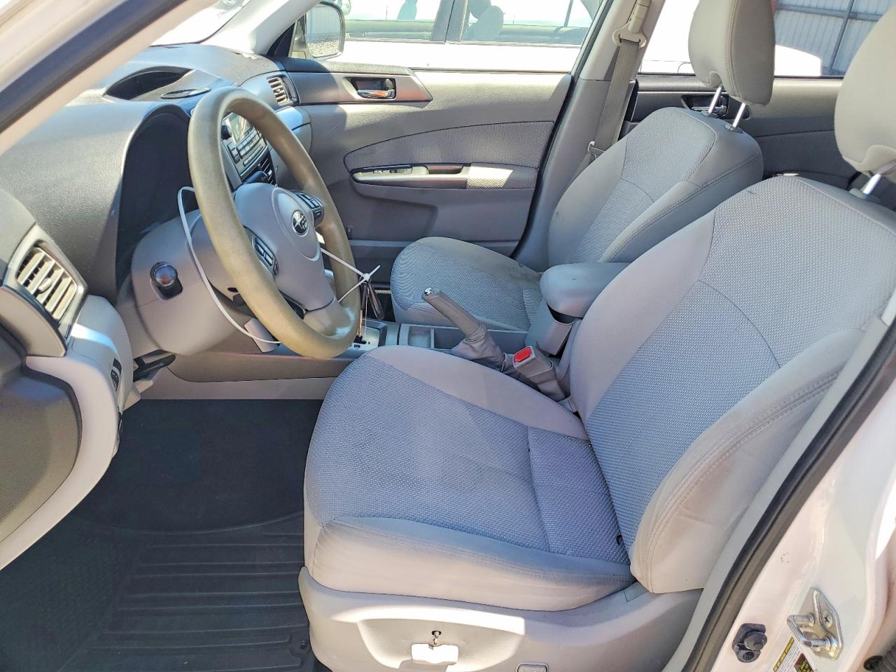 2013 Subaru Forester 2.5x Premium White vin: JF2SHADC3DH427452