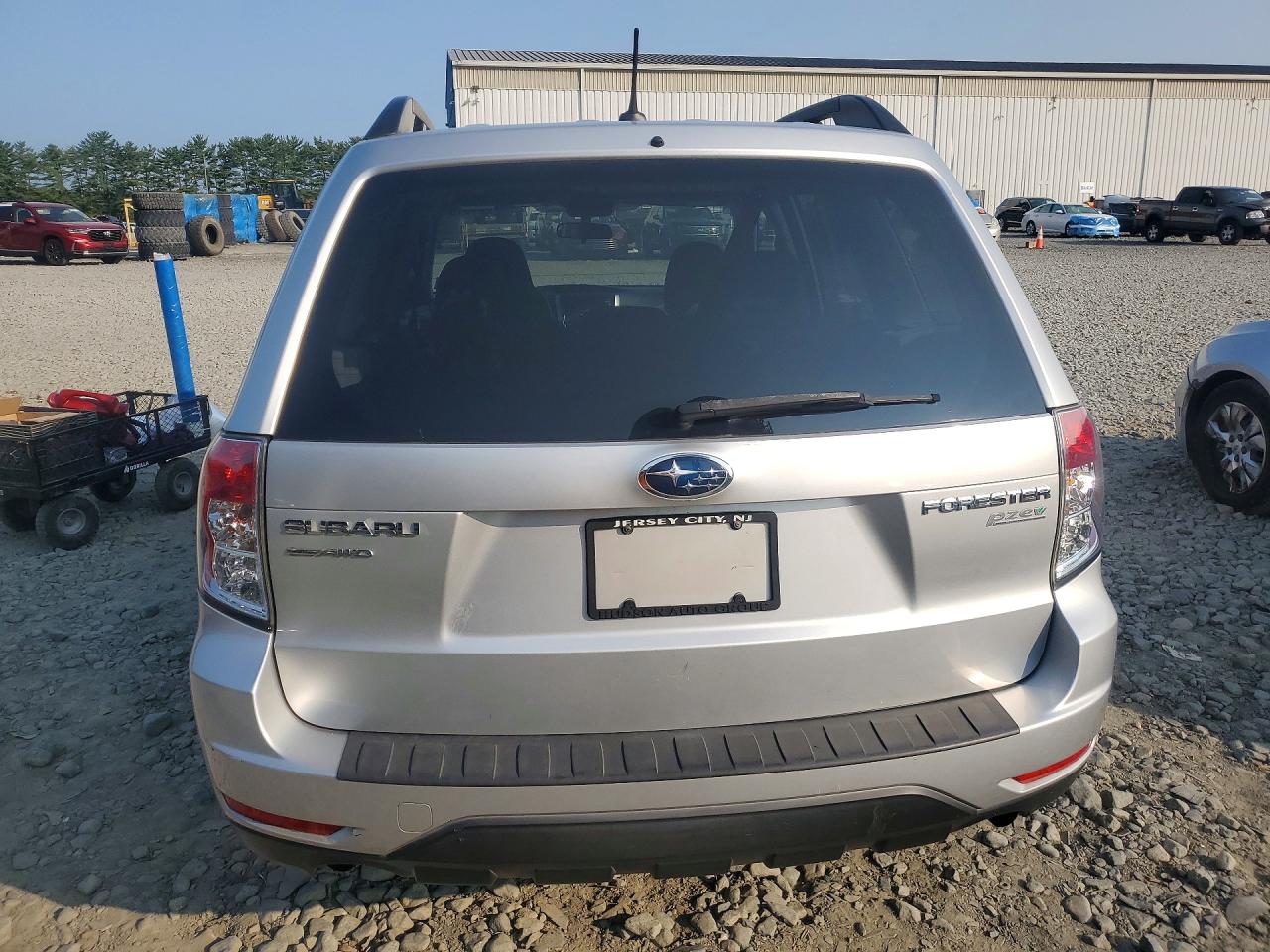 2011 Subaru Forester Silver vin: JF2SHADC4BH701061