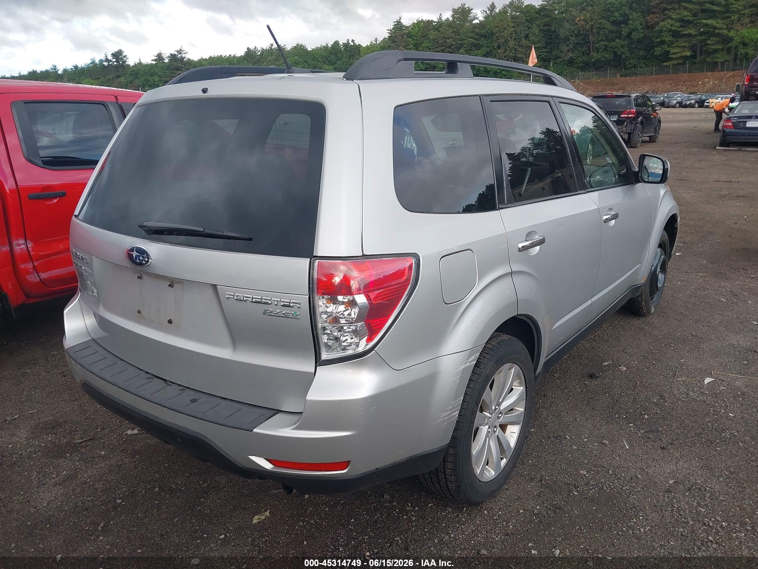 2011 Subaru Forester 2.5x Premium Silver vin: JF2SHADC4BH737428