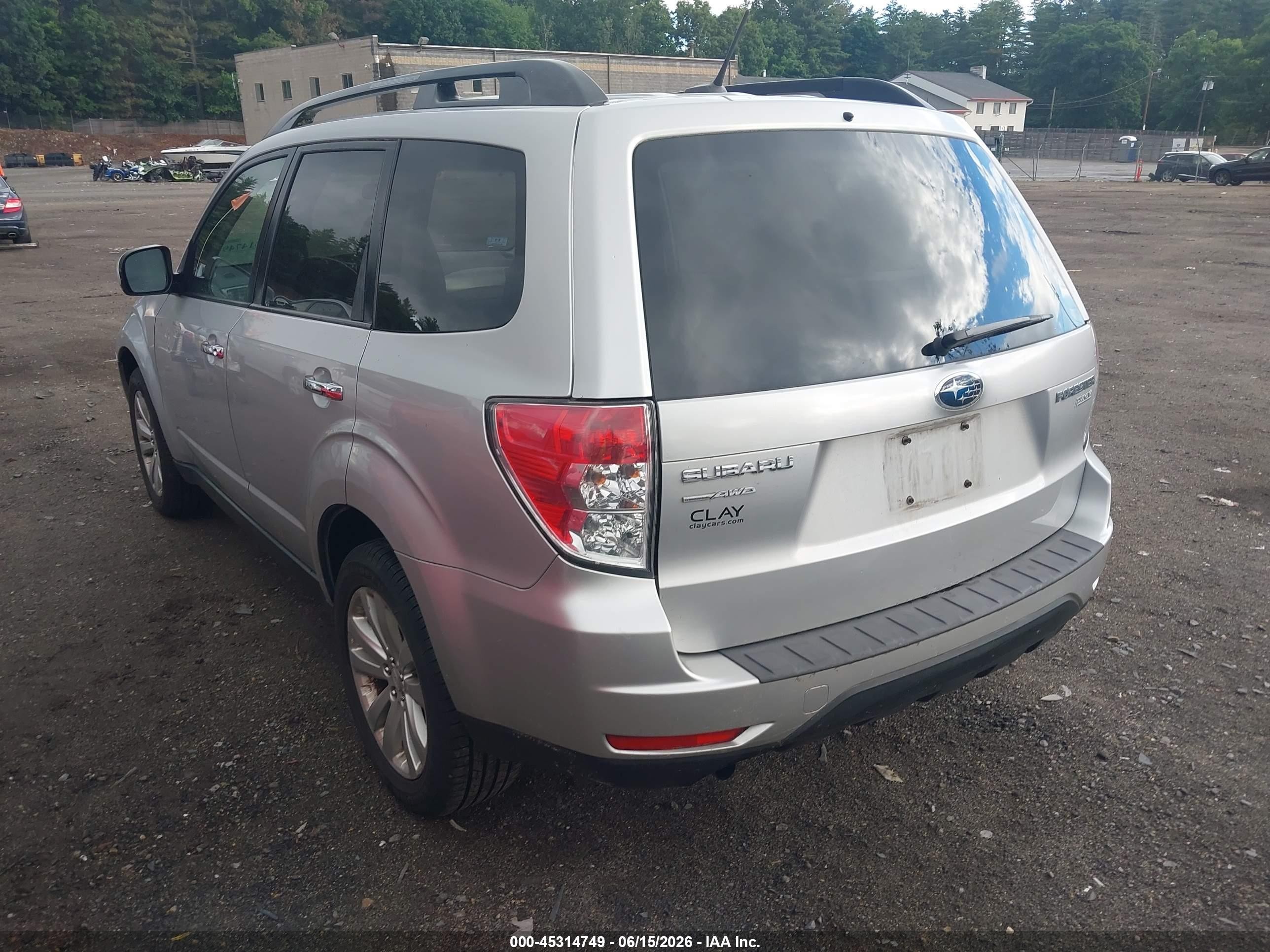 2011 Subaru Forester 2.5x Premium Silver vin: JF2SHADC4BH737428