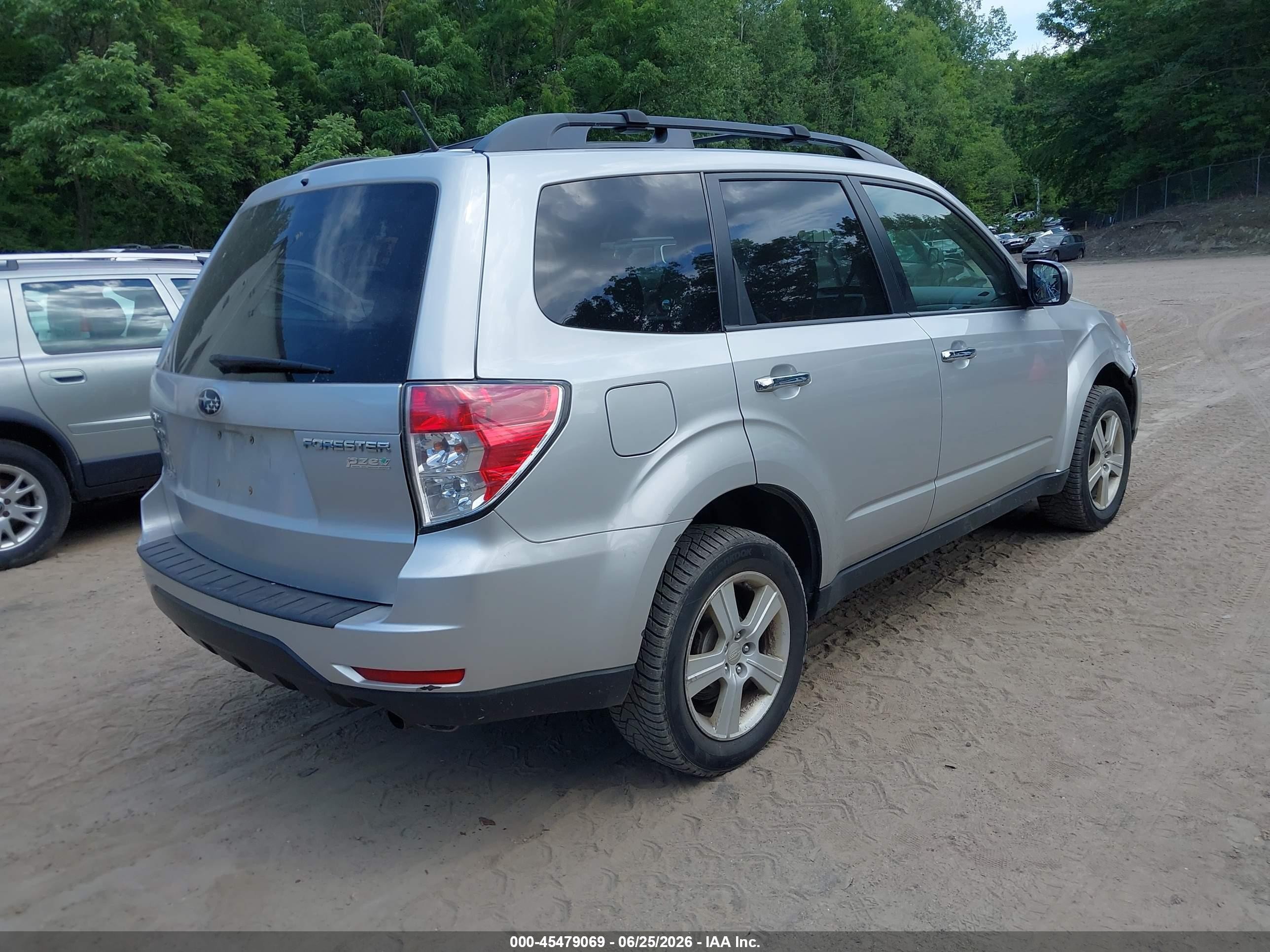 2011 Subaru Forester 2.5x Premium Silver vin: JF2SHADC4BH745531