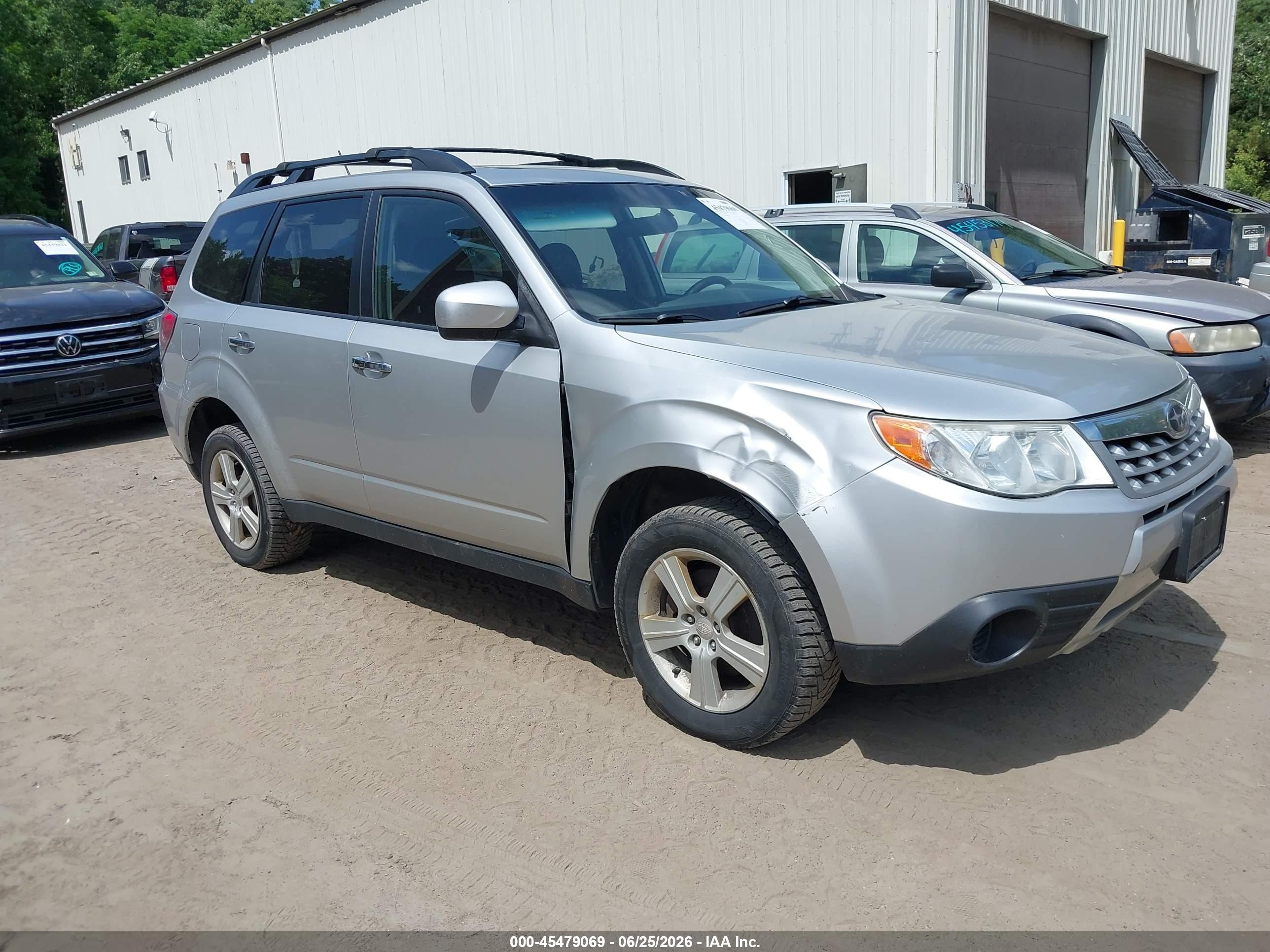 2011 Subaru Forester 2.5x Premium Silver vin: JF2SHADC4BH745531