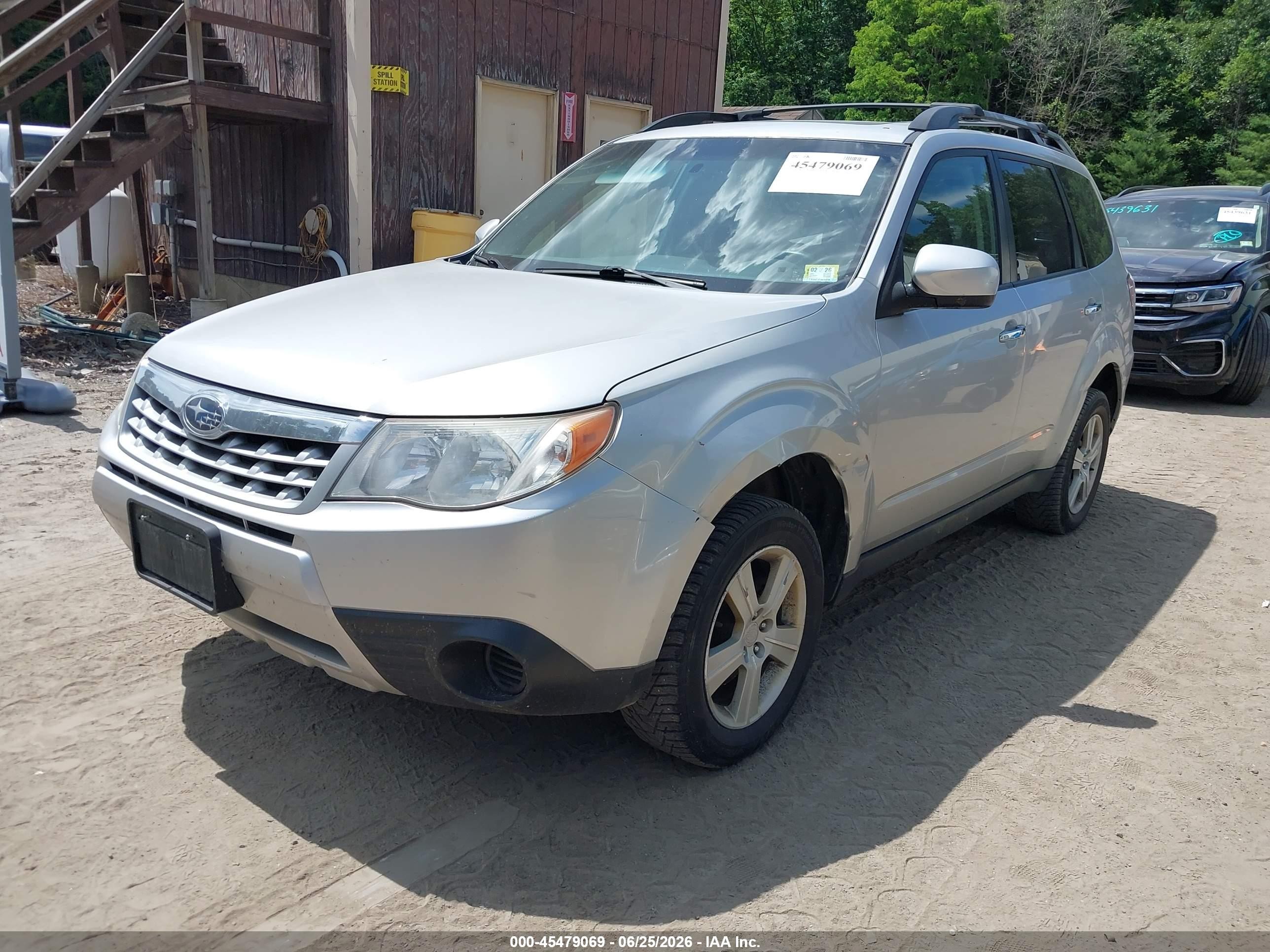 2011 Subaru Forester 2.5x Premium Silver vin: JF2SHADC4BH745531
