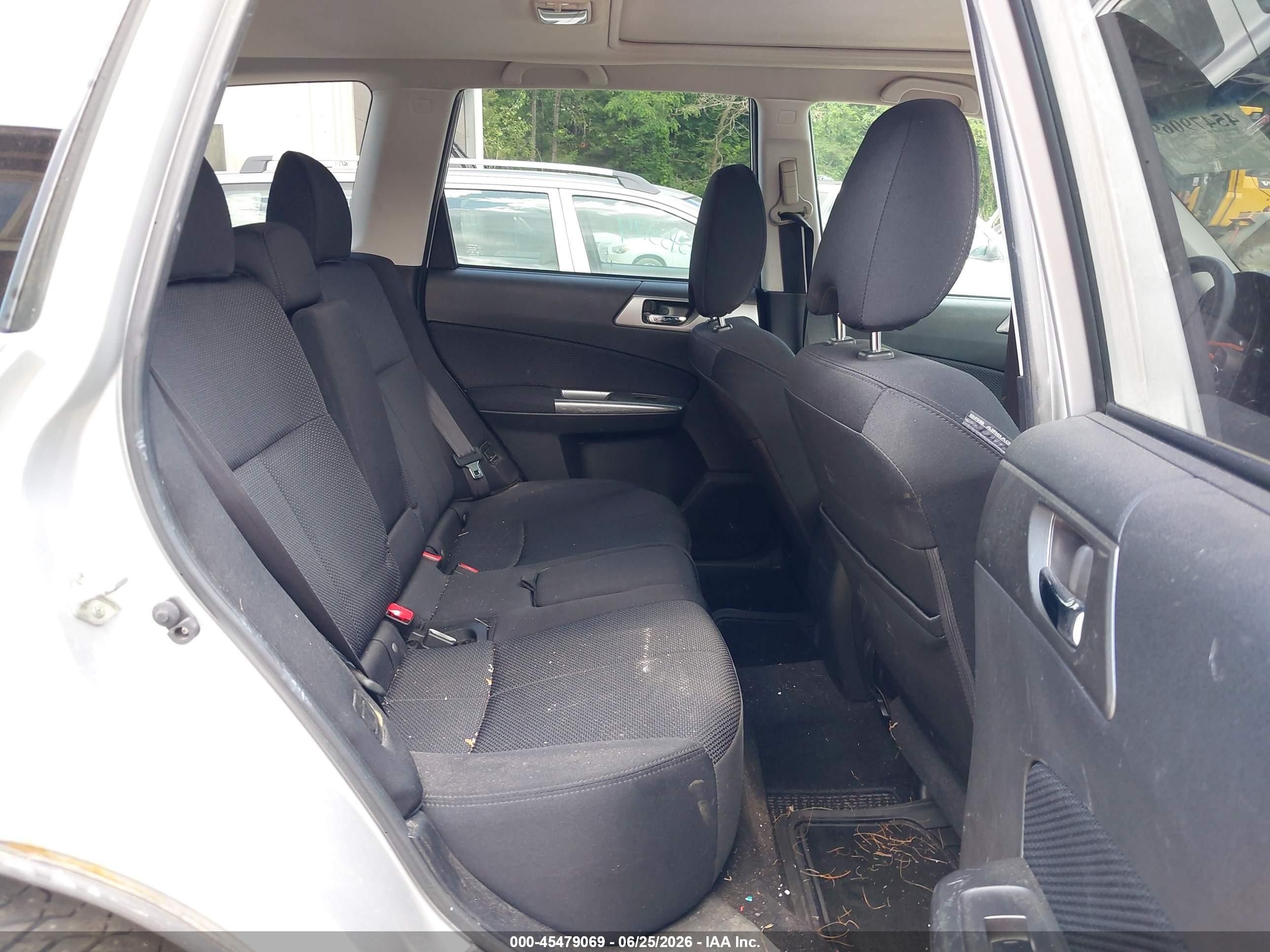 2011 Subaru Forester 2.5x Premium Silver vin: JF2SHADC4BH745531
