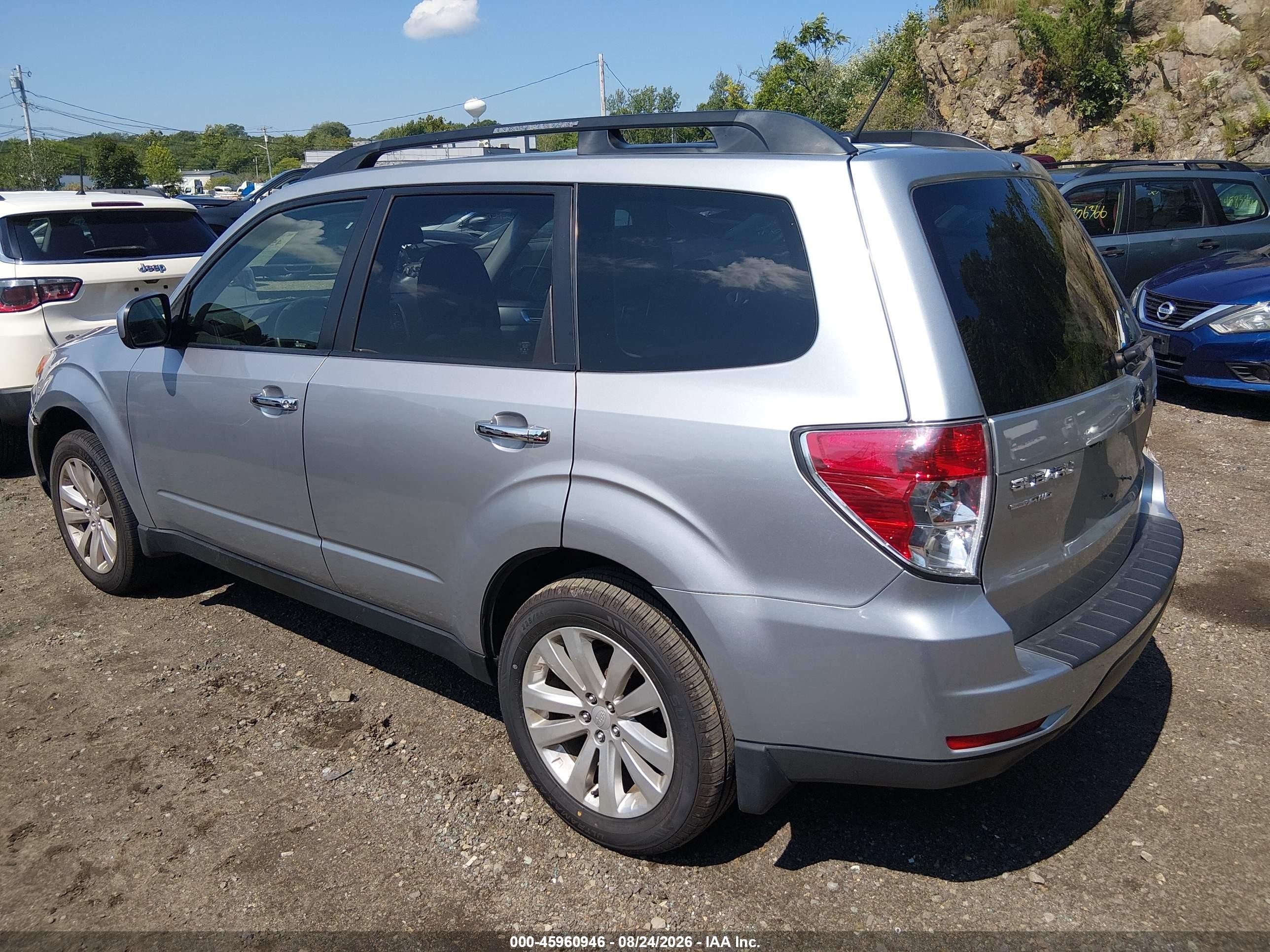 2013 Subaru Forester 2.5x Premium Серебряный vin: JF2SHADC4DH400311