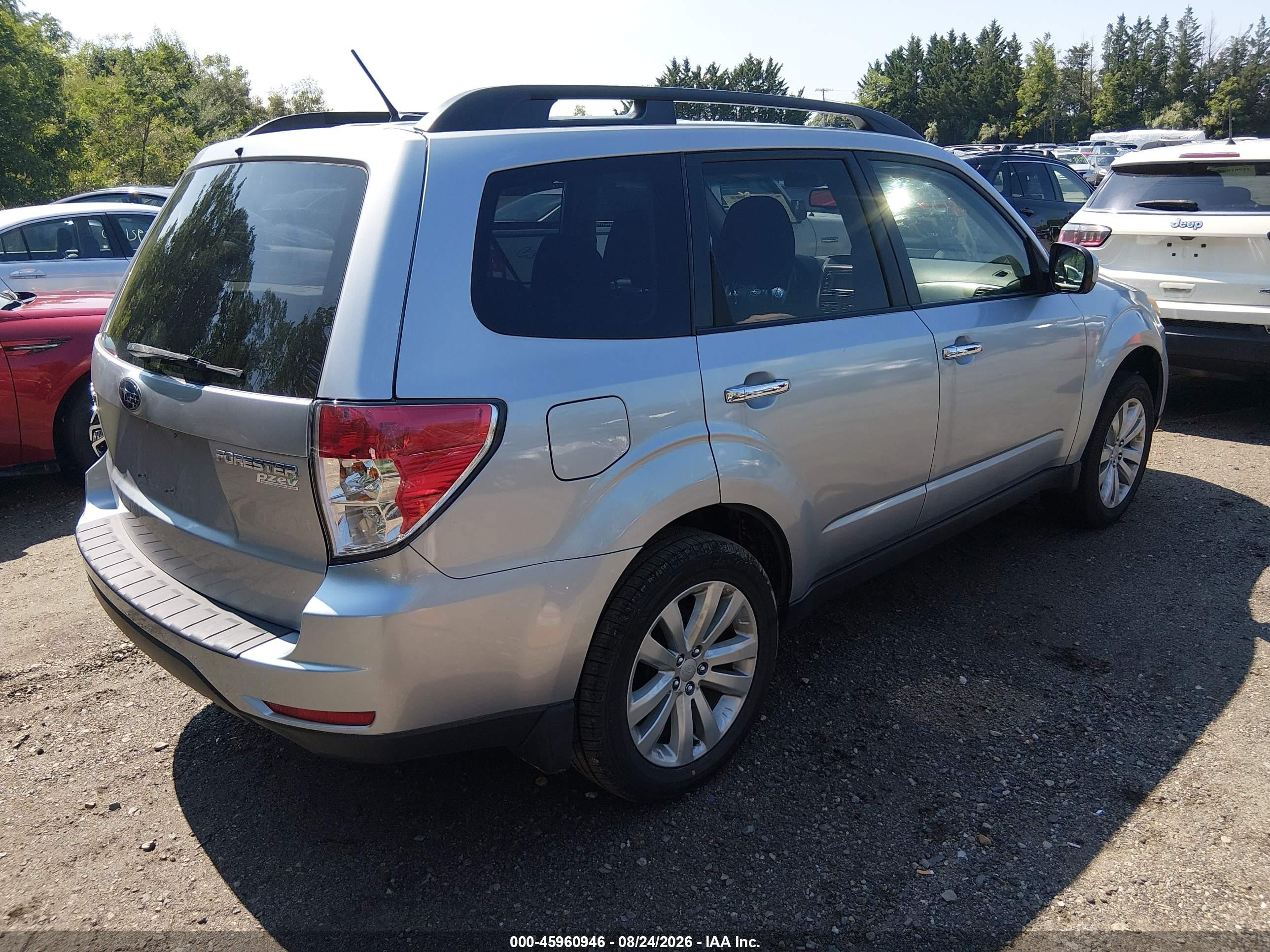 2013 Subaru Forester 2.5x Premium Серебряный vin: JF2SHADC4DH400311