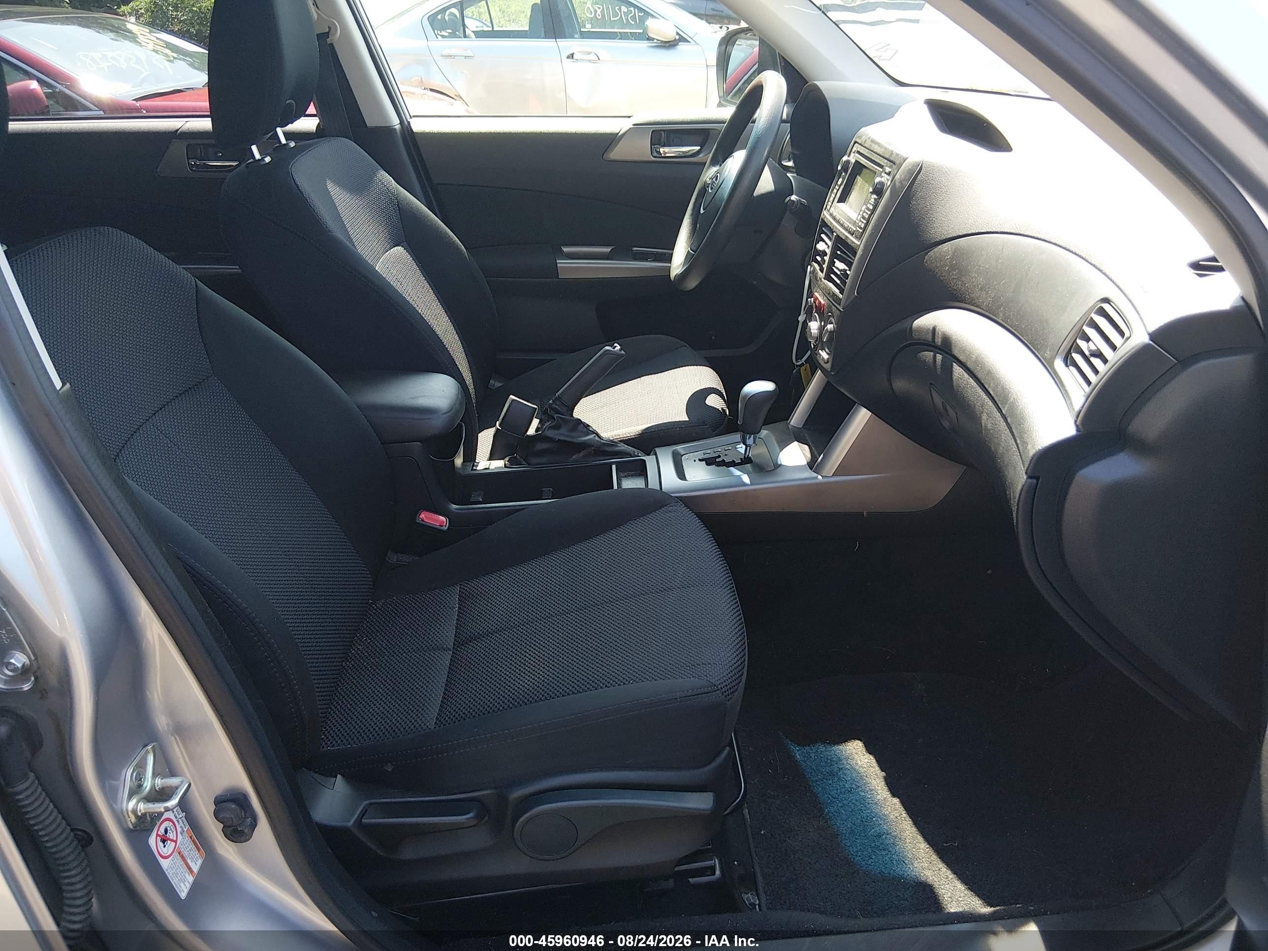 2013 Subaru Forester 2.5x Premium Серебряный vin: JF2SHADC4DH400311