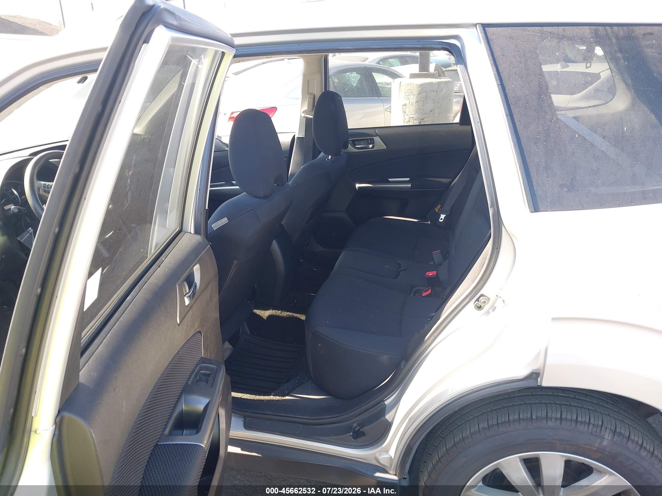 2011 Subaru Forester 2.5x Premium Silver vin: JF2SHADC5BH701134
