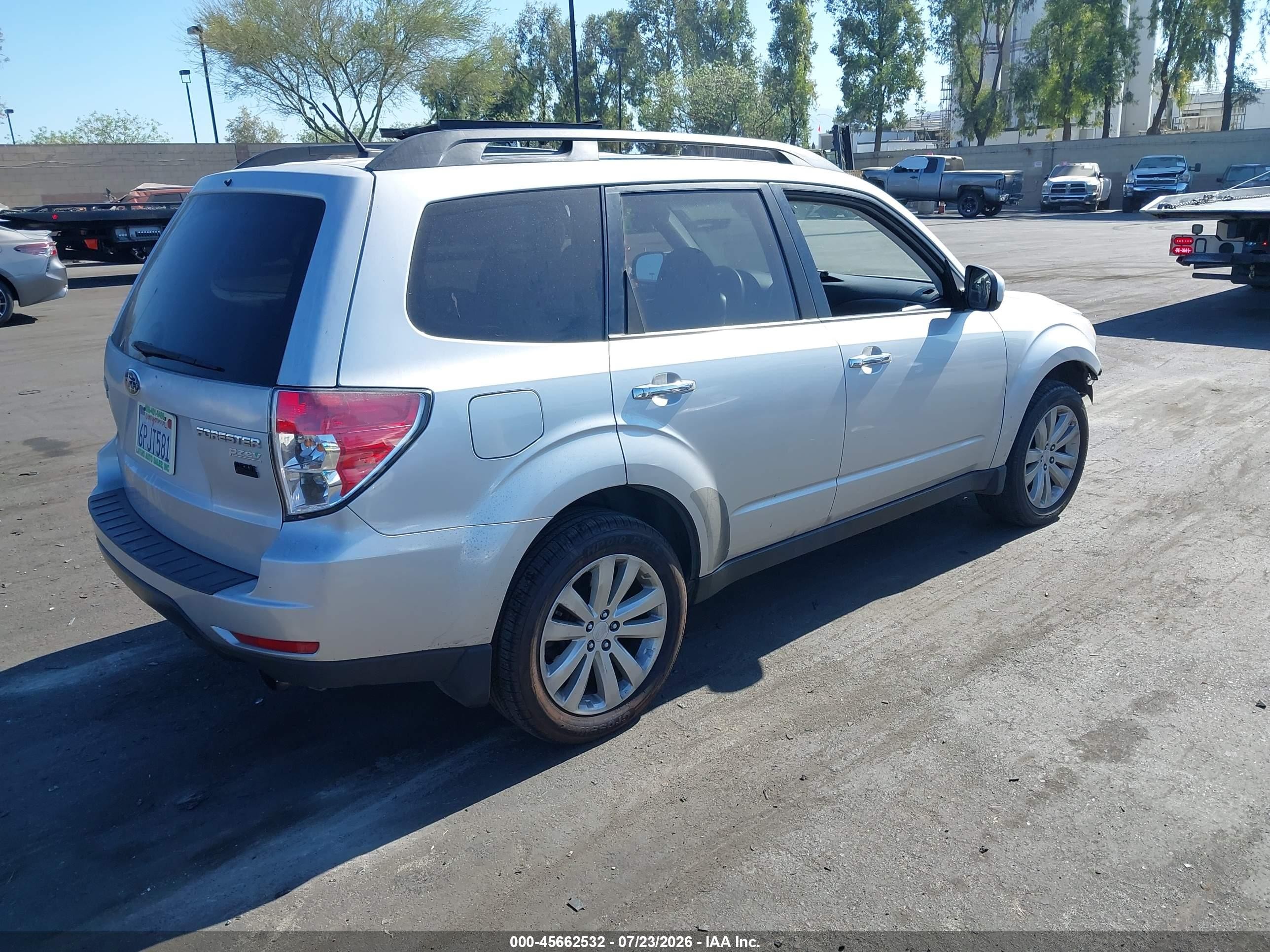 2011 Subaru Forester 2.5x Premium Silver vin: JF2SHADC5BH701134