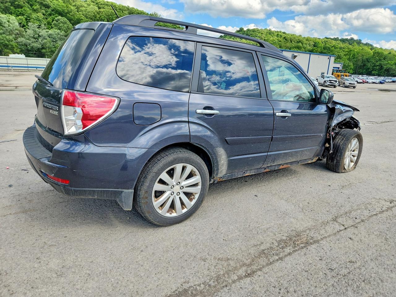 2011 Subaru Forester 2.5x Premium Gray vin: JF2SHADC5BH772480