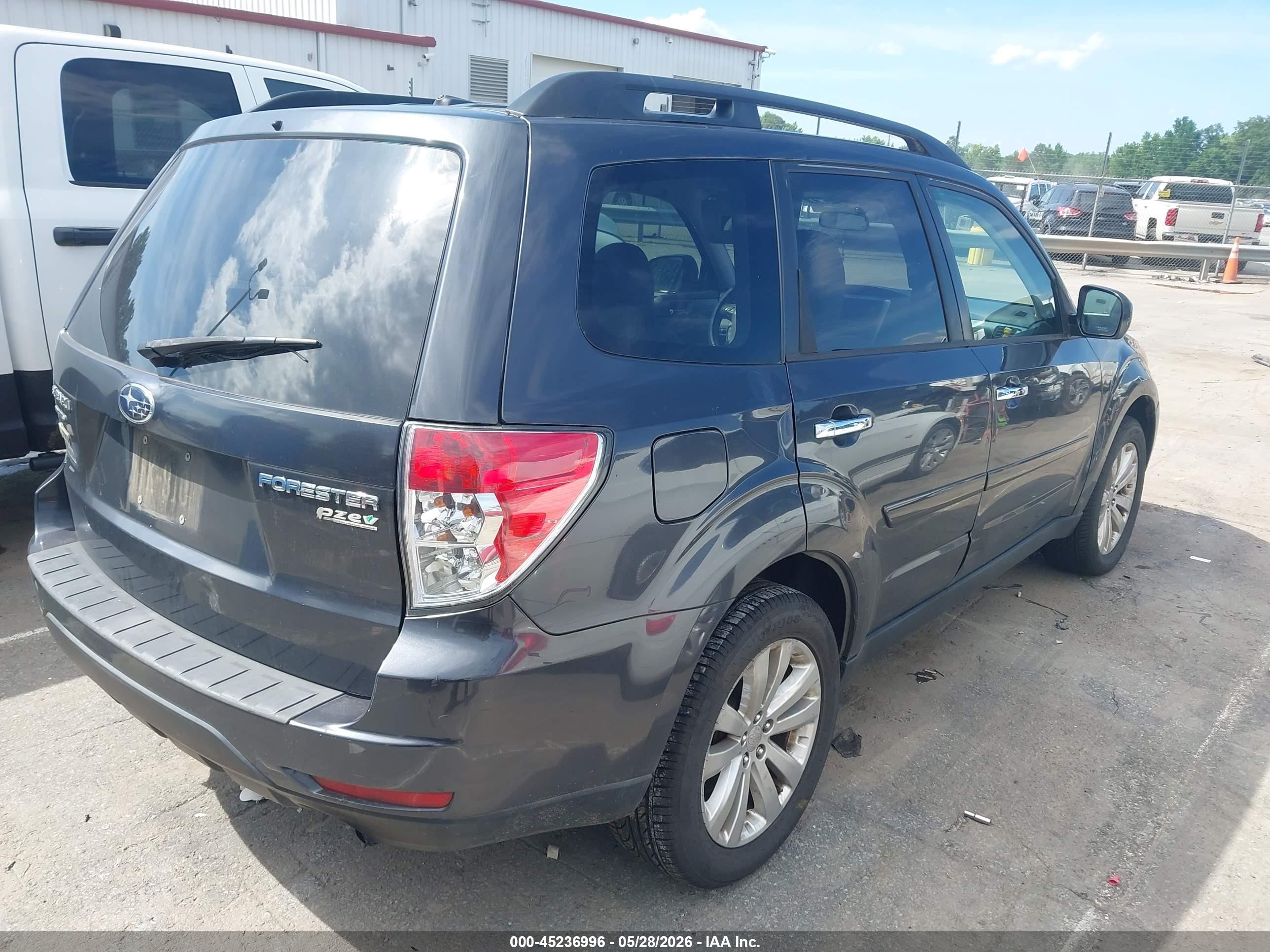 2013 Subaru Forester 2.5x Premium Gray vin: JF2SHADC5DH402228