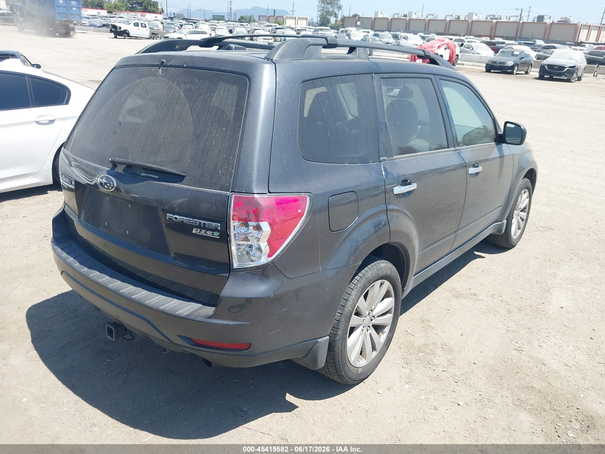 2013 Subaru Forester 2.5x Premium Gray vin: JF2SHADC5DH405226