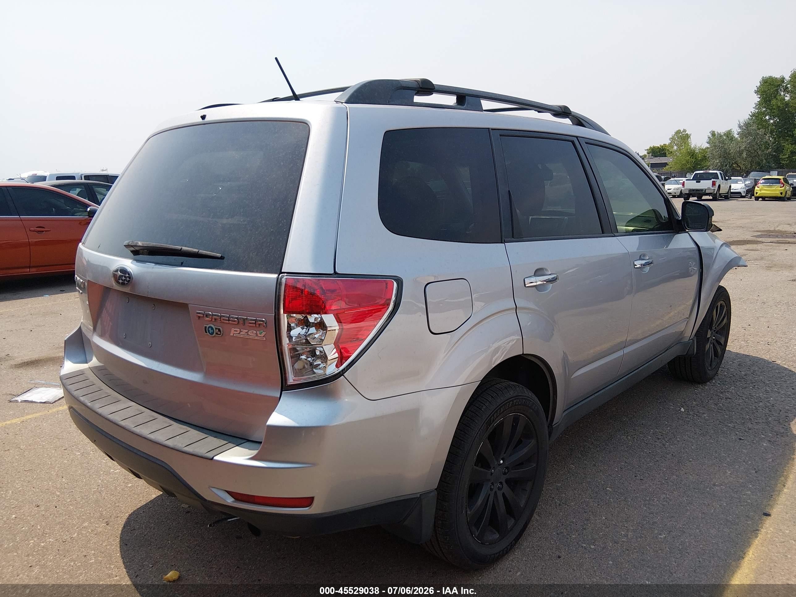 2013 Subaru Forester 2.5x Premium Серебряный vin: JF2SHADC5DH417442