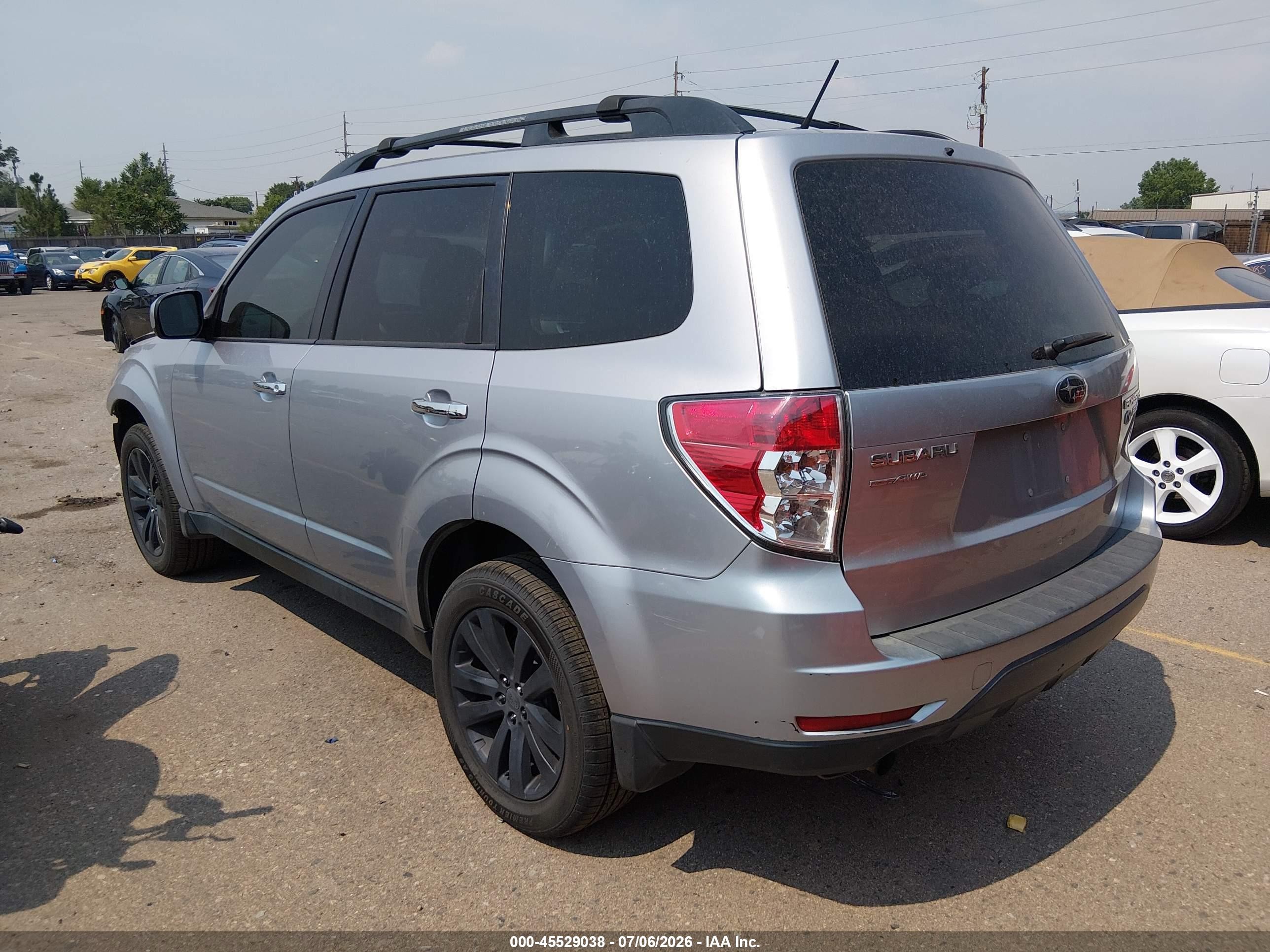 2013 Subaru Forester 2.5x Premium Серебряный vin: JF2SHADC5DH417442