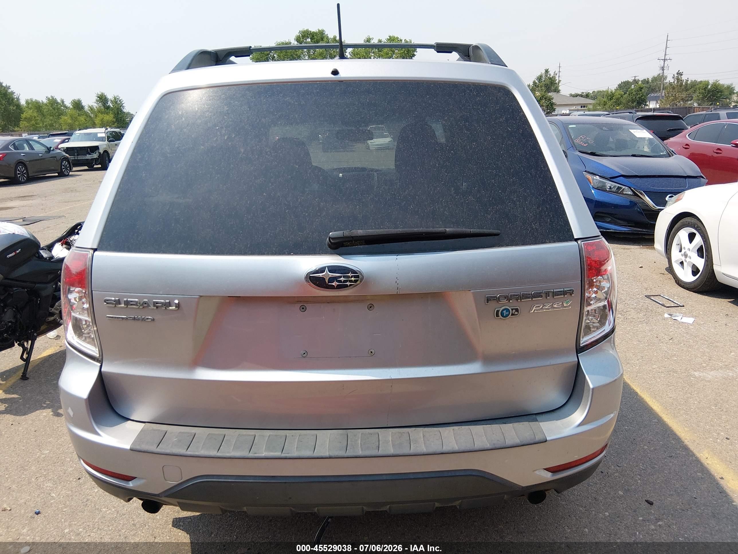 2013 Subaru Forester 2.5x Premium Серебряный vin: JF2SHADC5DH417442