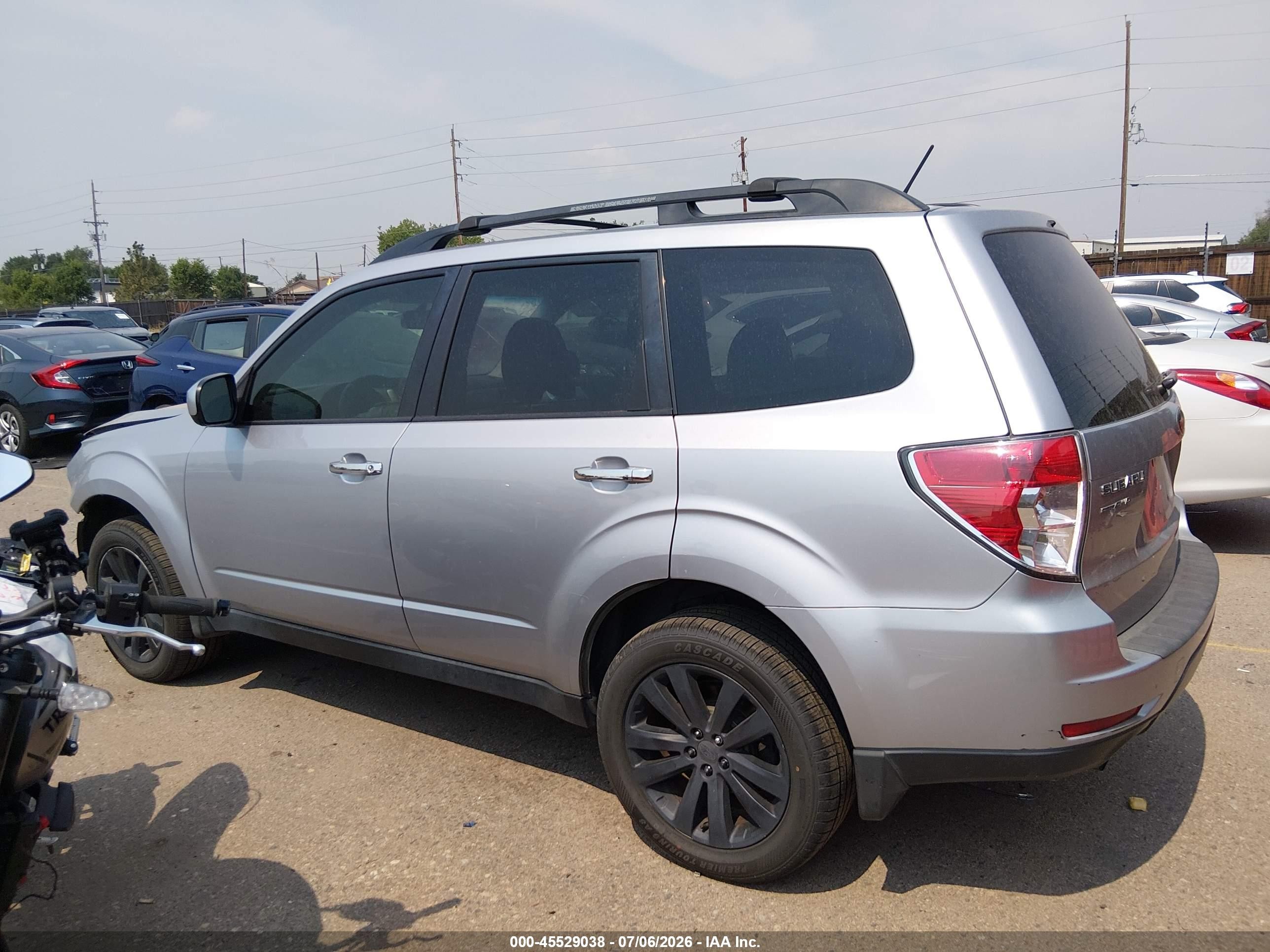 2013 Subaru Forester 2.5x Premium Серебряный vin: JF2SHADC5DH417442