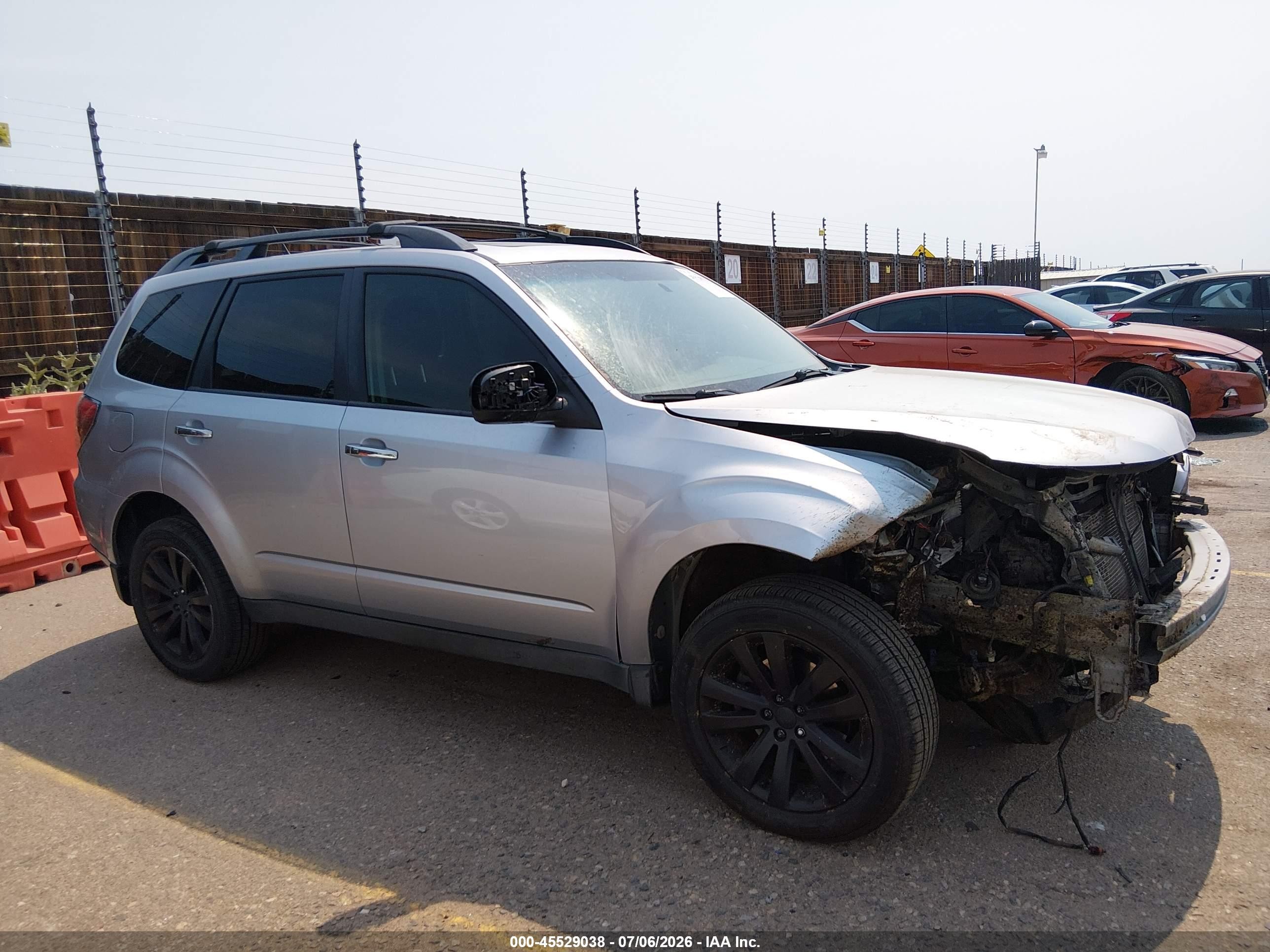 2013 Subaru Forester 2.5x Premium Серебряный vin: JF2SHADC5DH417442