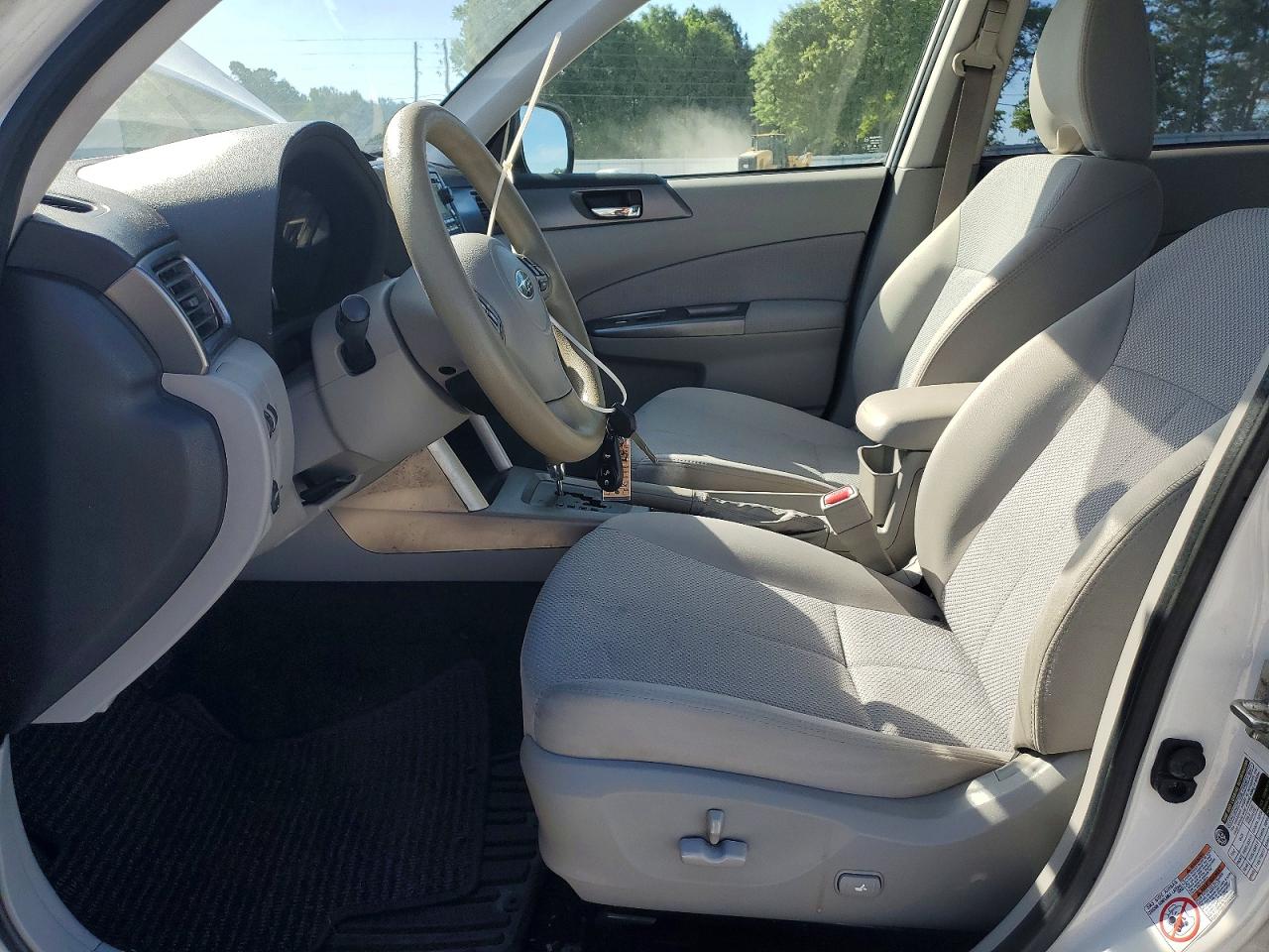 2013 Subaru Forester 2.5x Premium White vin: JF2SHADC5DH432183