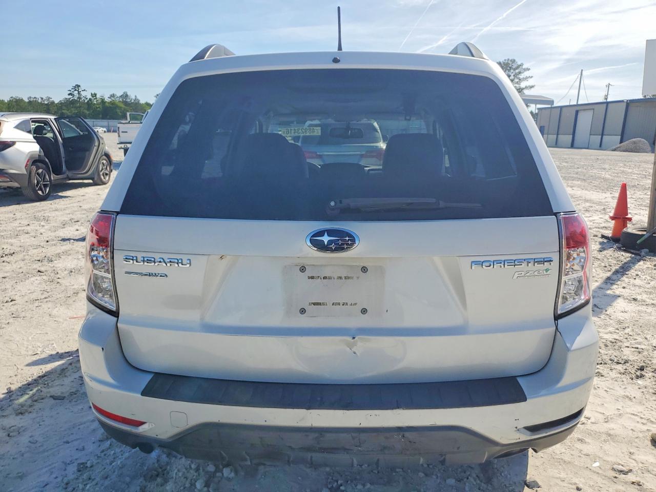 2013 Subaru Forester 2.5x Premium White vin: JF2SHADC5DH432183