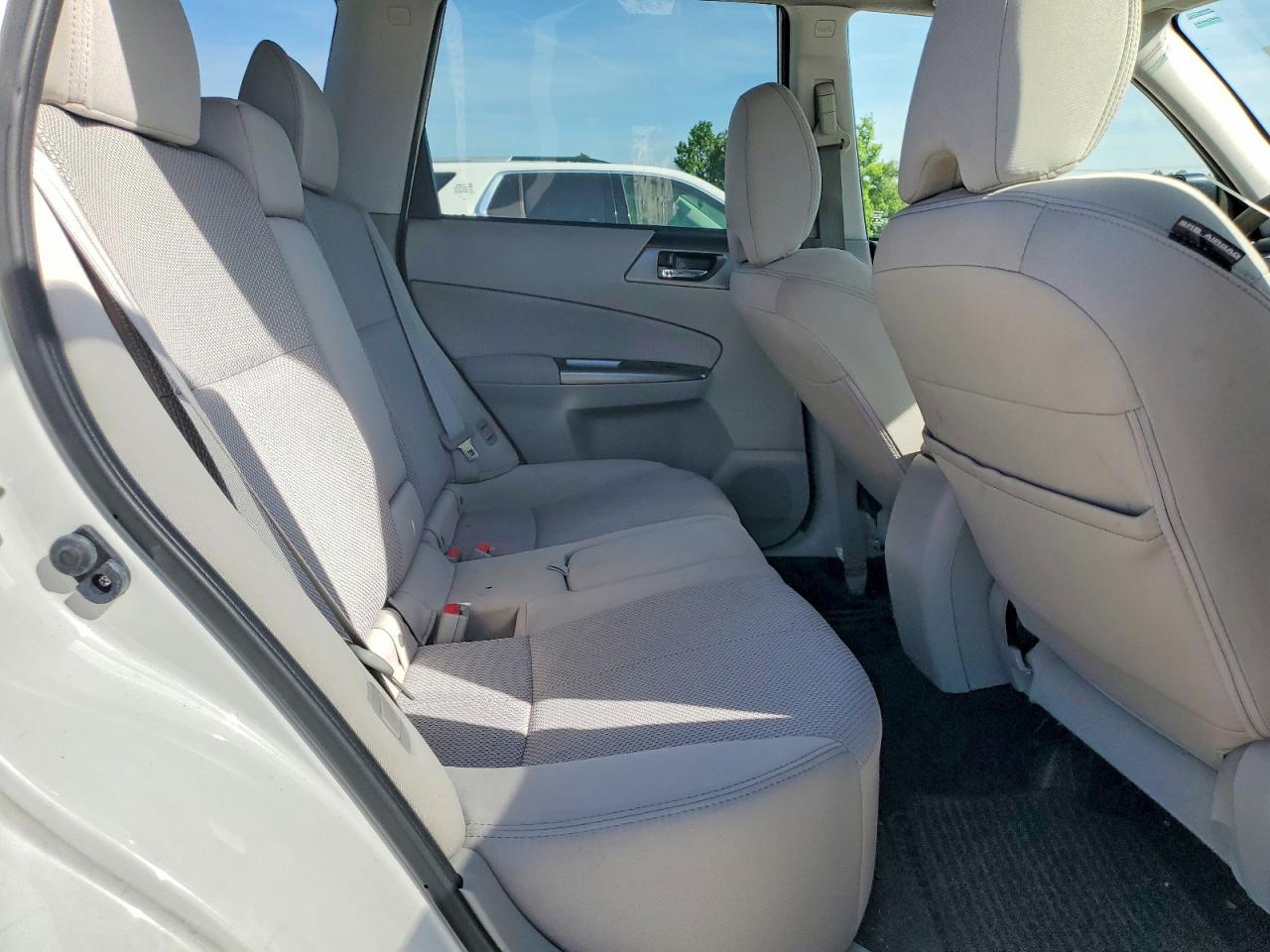 2013 Subaru Forester 2.5x Premium White vin: JF2SHADC5DH432183
