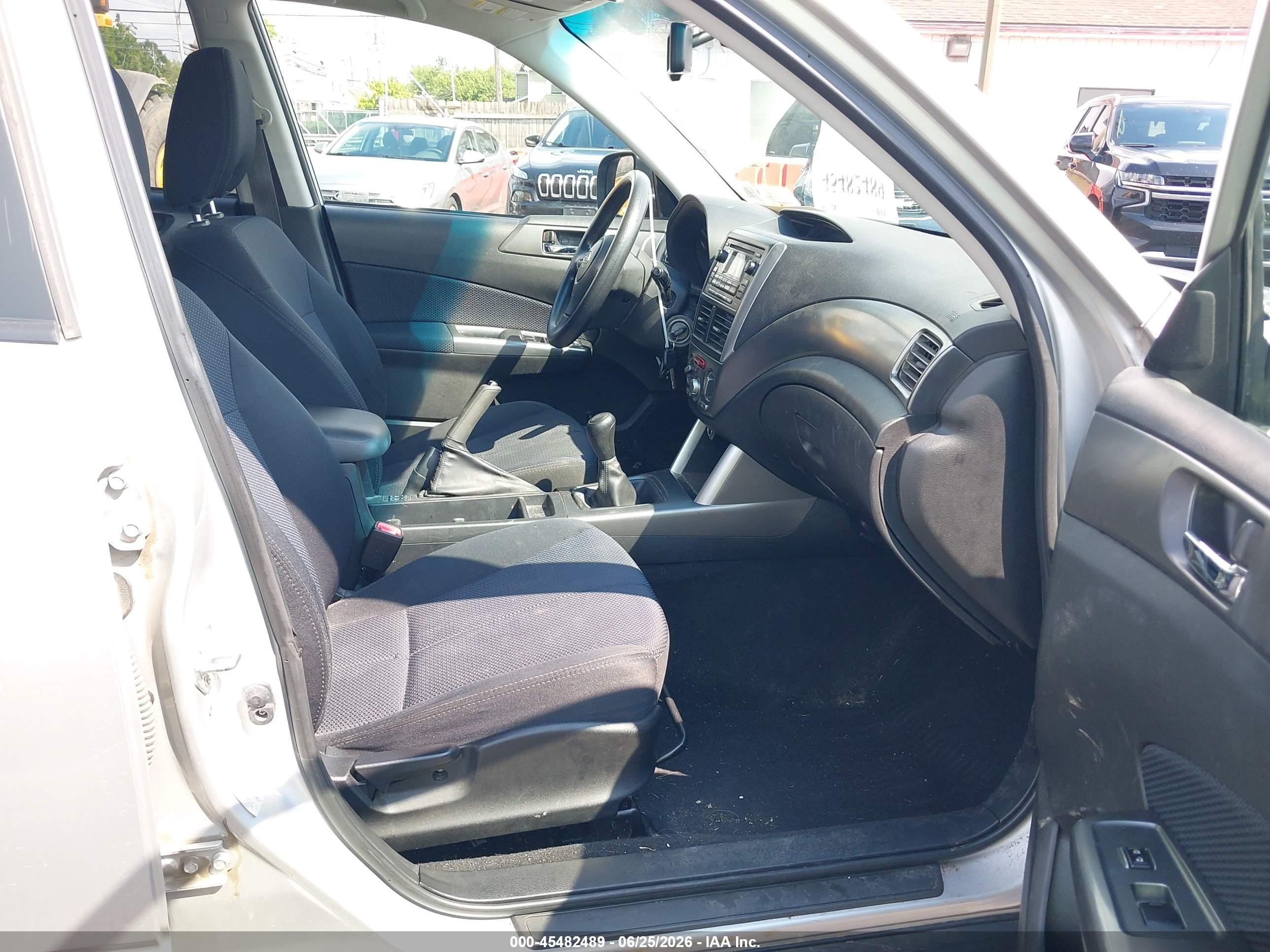 2011 Subaru Forester 2.5x Premium Серебряный vin: JF2SHADC6BG755919