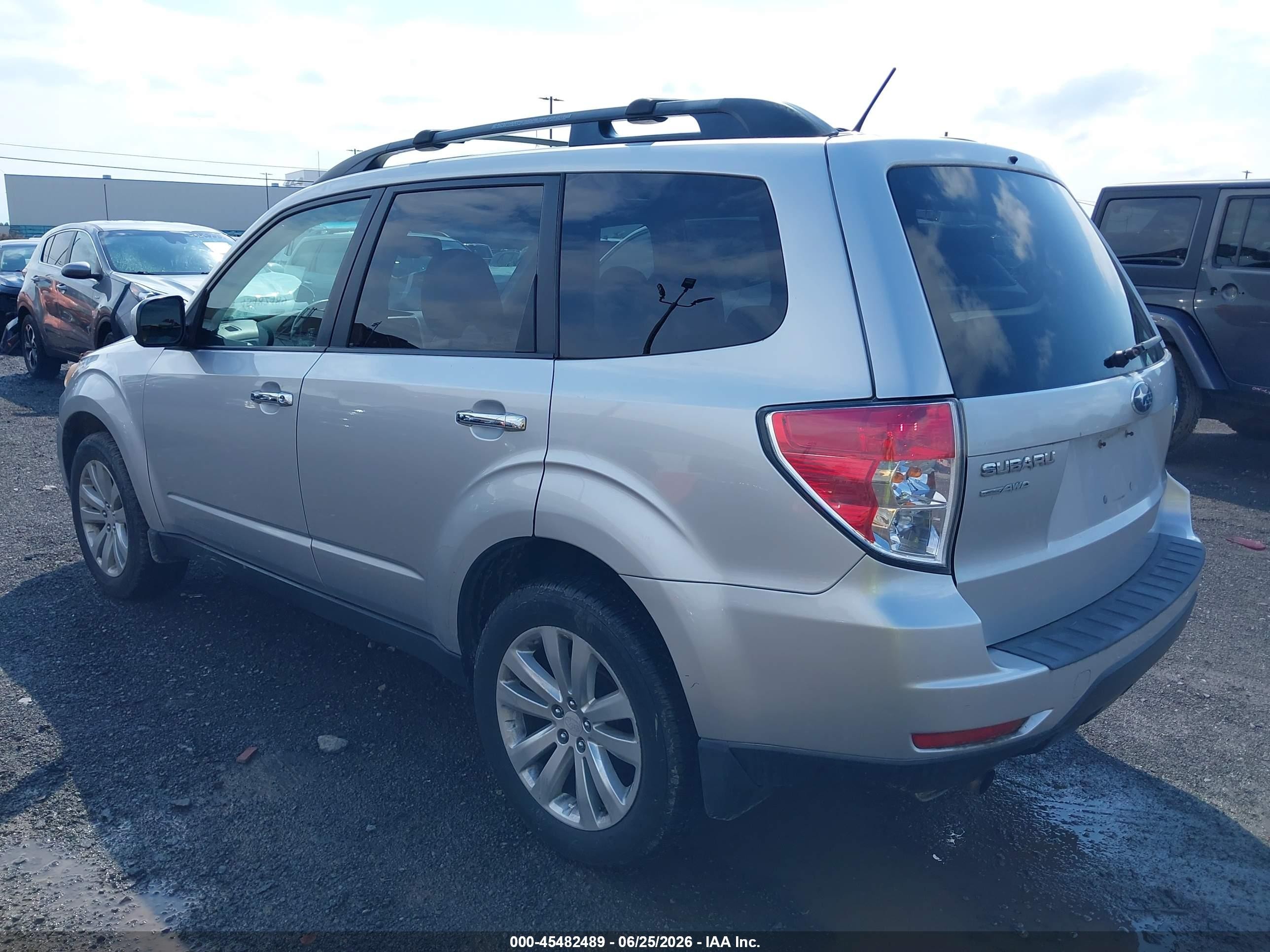 2011 Subaru Forester 2.5x Premium Серебряный vin: JF2SHADC6BG755919