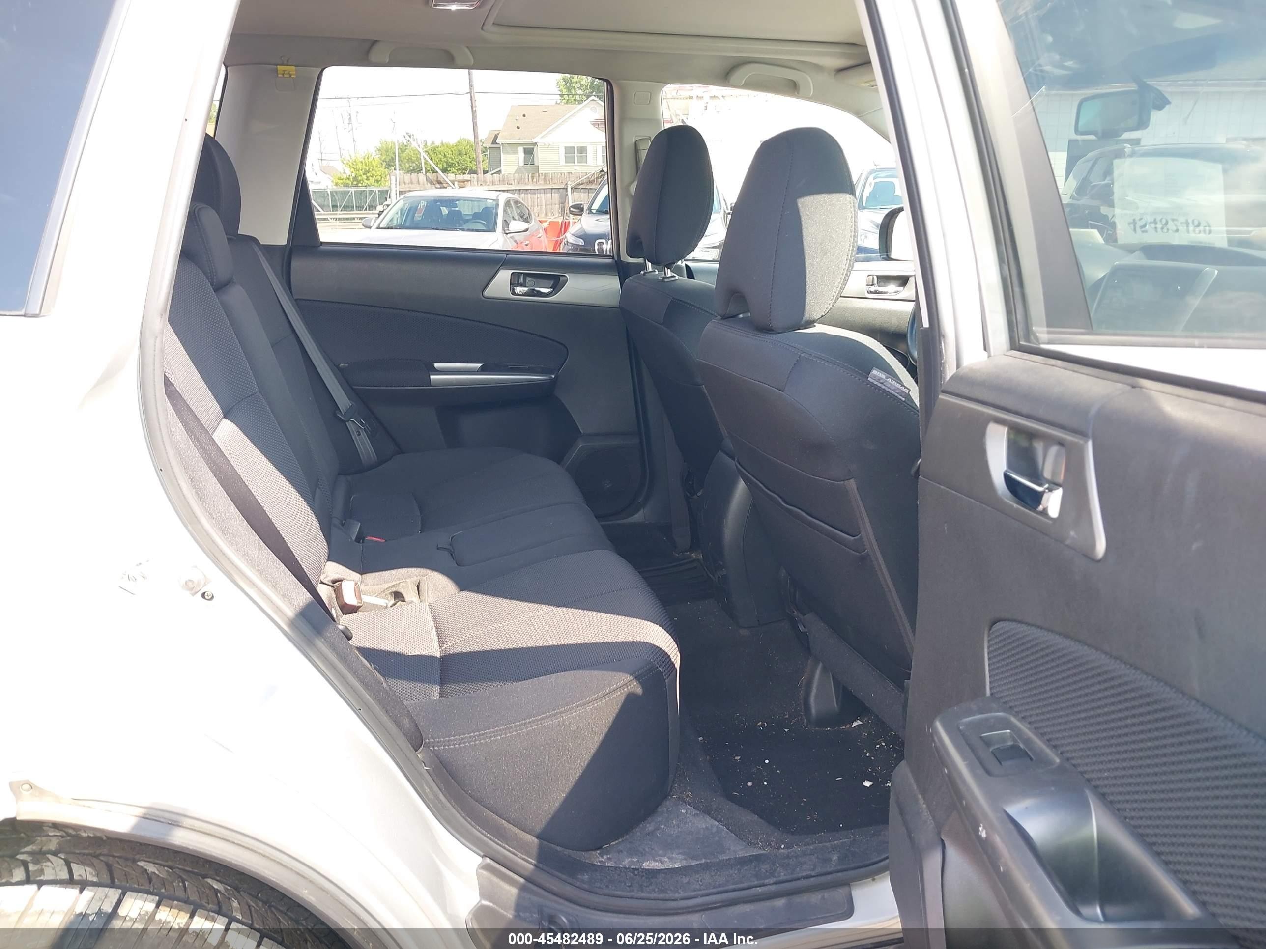 2011 Subaru Forester 2.5x Premium Серебряный vin: JF2SHADC6BG755919