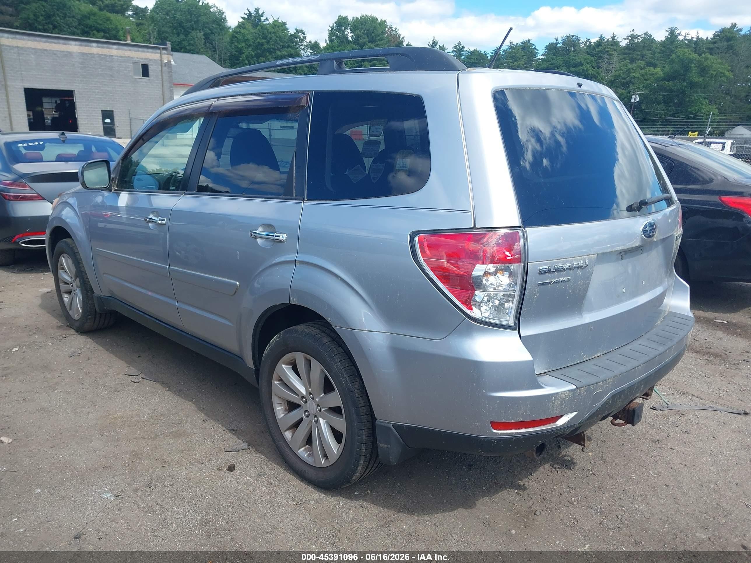 2012 Subaru Forester 2.5x Premium Silver vin: JF2SHADC6CH419537