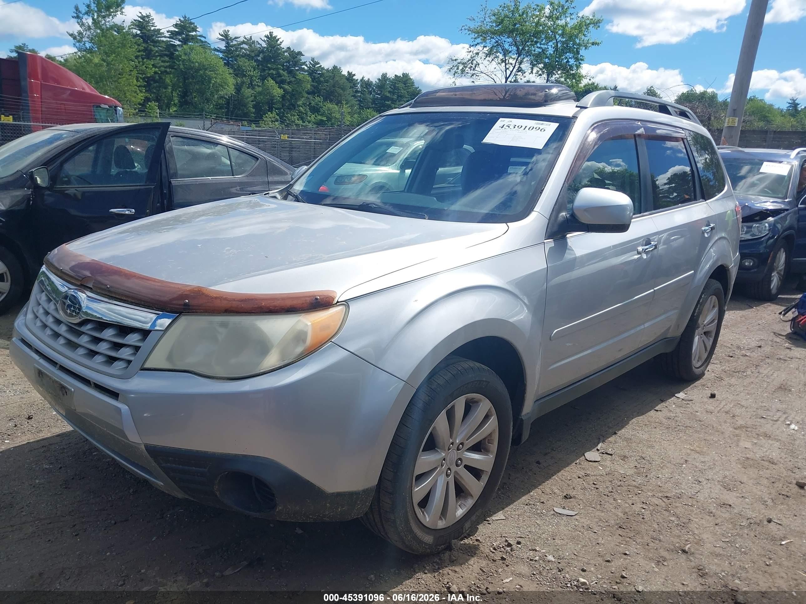 2012 Subaru Forester 2.5x Premium Silver vin: JF2SHADC6CH419537