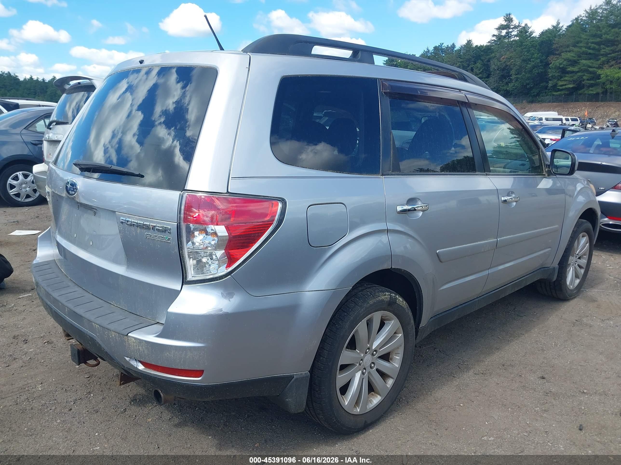2012 Subaru Forester 2.5x Premium Silver vin: JF2SHADC6CH419537