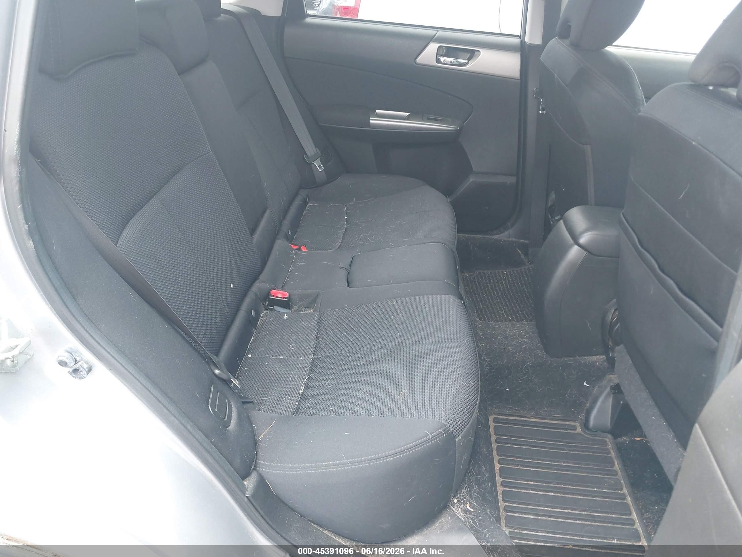 2012 Subaru Forester 2.5x Premium Silver vin: JF2SHADC6CH419537