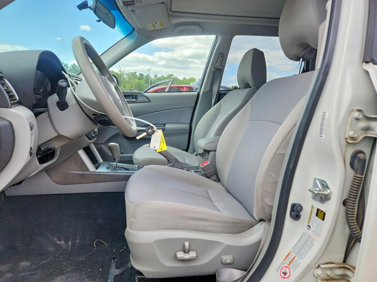 2012 Subaru Forester 2.5x Premium White vin: JF2SHADC6CH437911