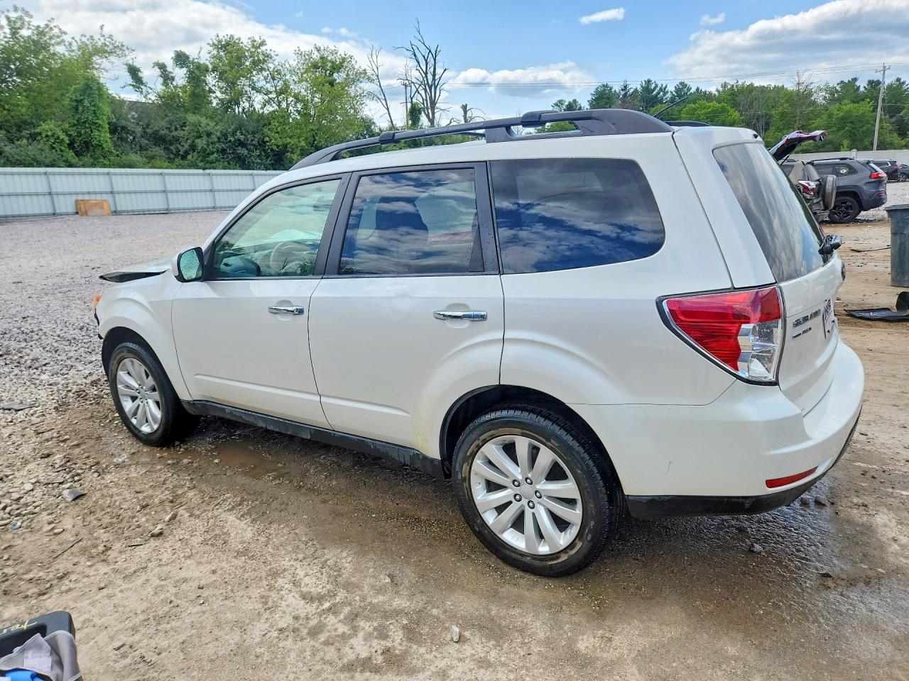 2012 Subaru Forester 2.5x Premium White vin: JF2SHADC6CH437911