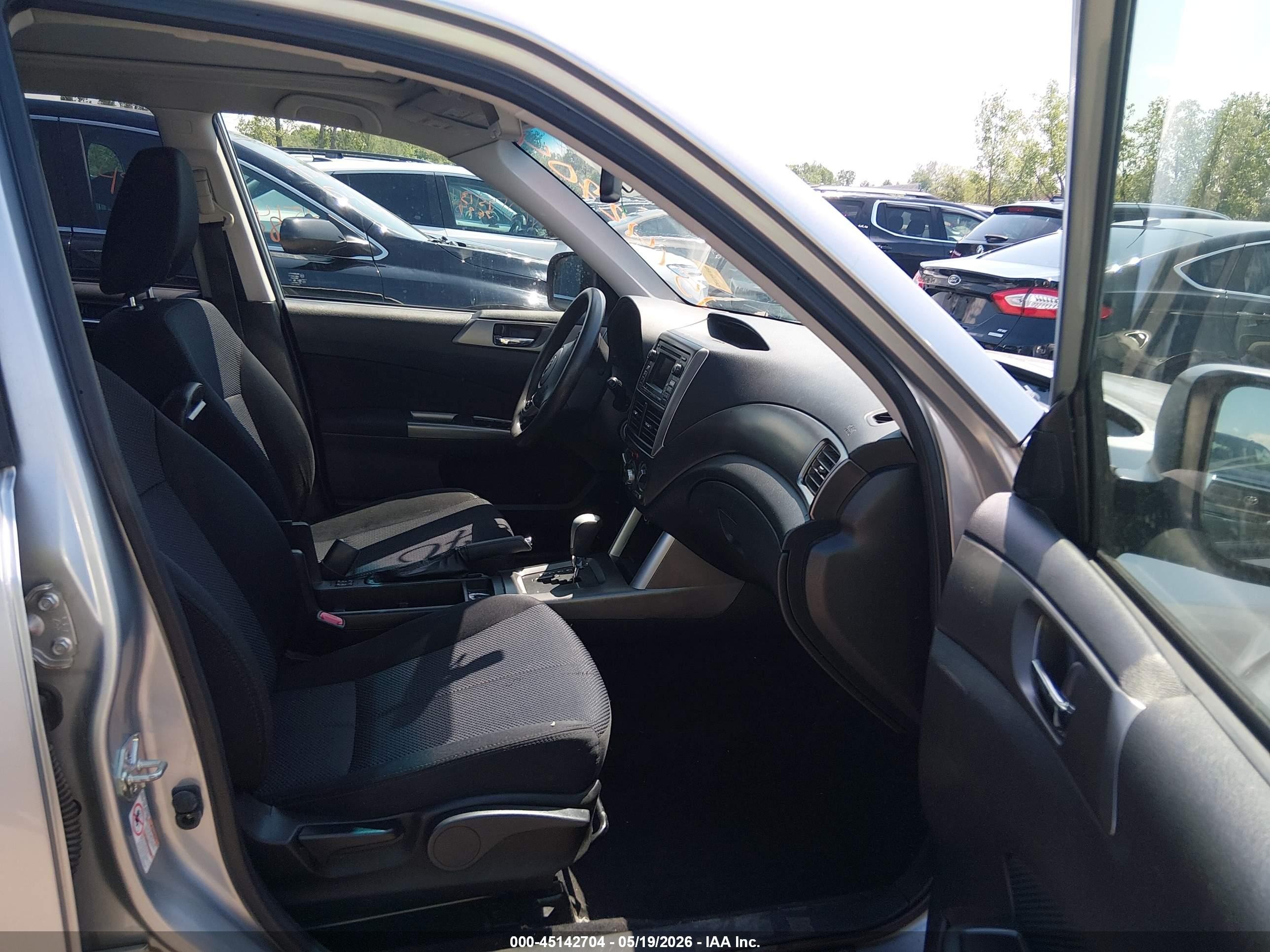 2013 Subaru Forester 2.5x Premium Серебряный vin: JF2SHADC6DH403436