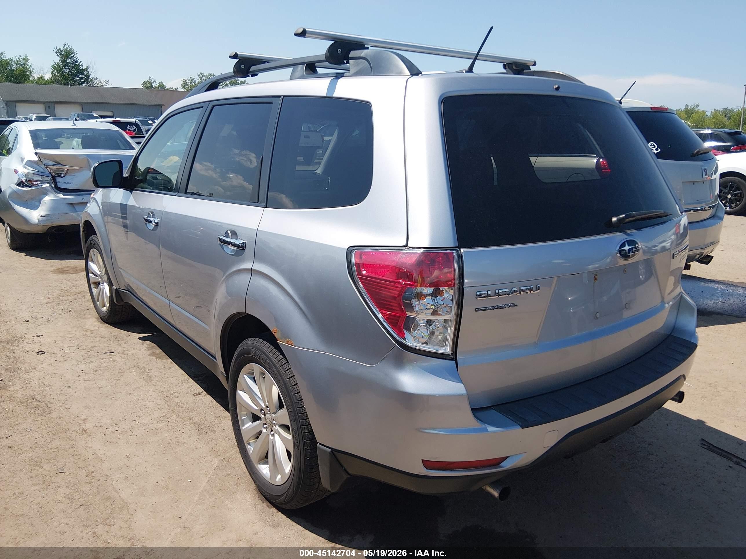 2013 Subaru Forester 2.5x Premium Серебряный vin: JF2SHADC6DH403436