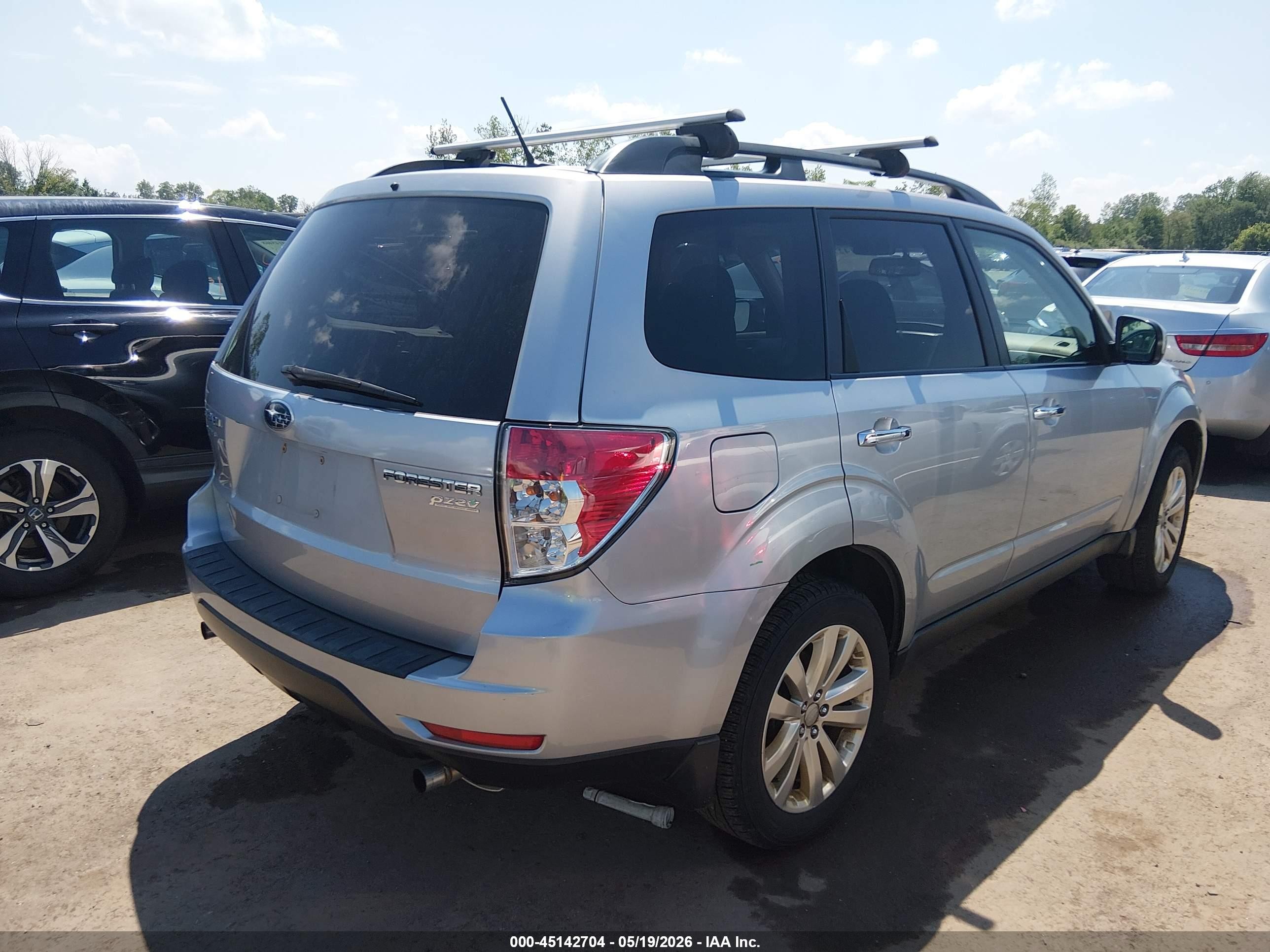 2013 Subaru Forester 2.5x Premium Серебряный vin: JF2SHADC6DH403436