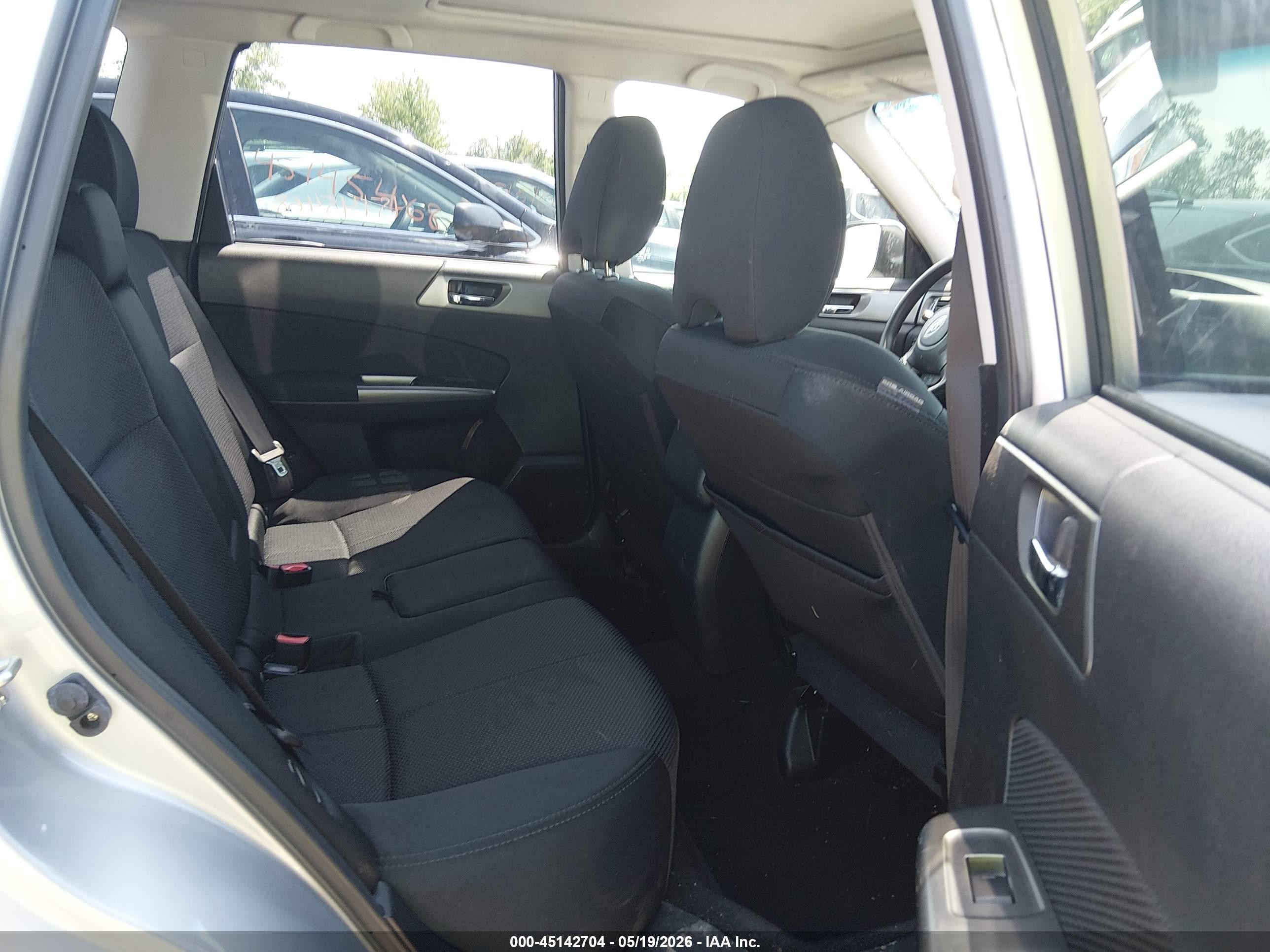 2013 Subaru Forester 2.5x Premium Серебряный vin: JF2SHADC6DH403436
