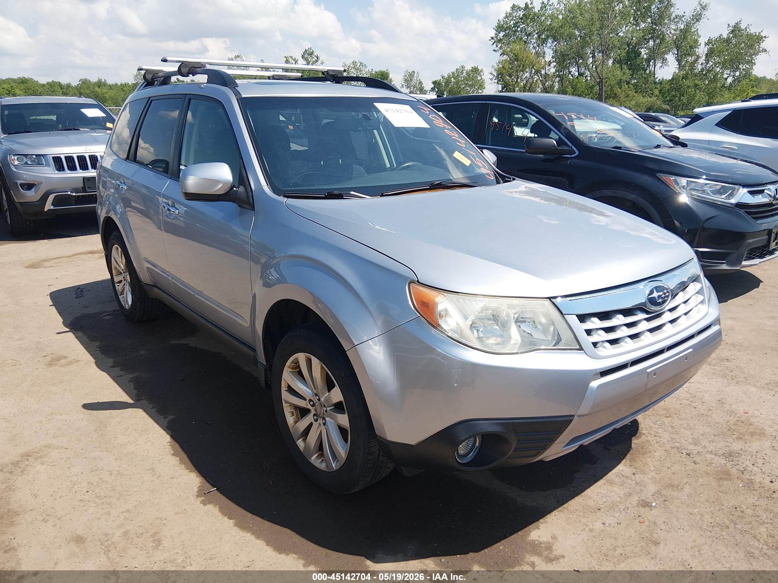 2013 Subaru Forester 2.5x Premium Серебряный vin: JF2SHADC6DH403436