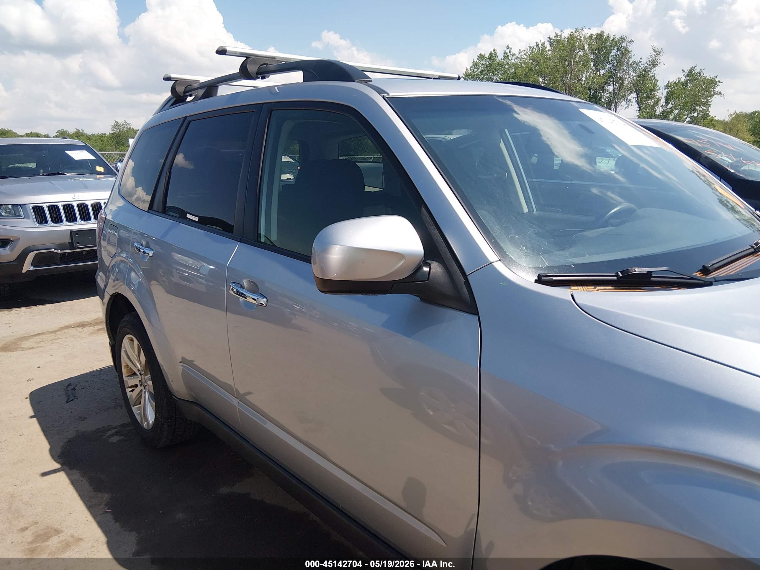 2013 Subaru Forester 2.5x Premium Серебряный vin: JF2SHADC6DH403436