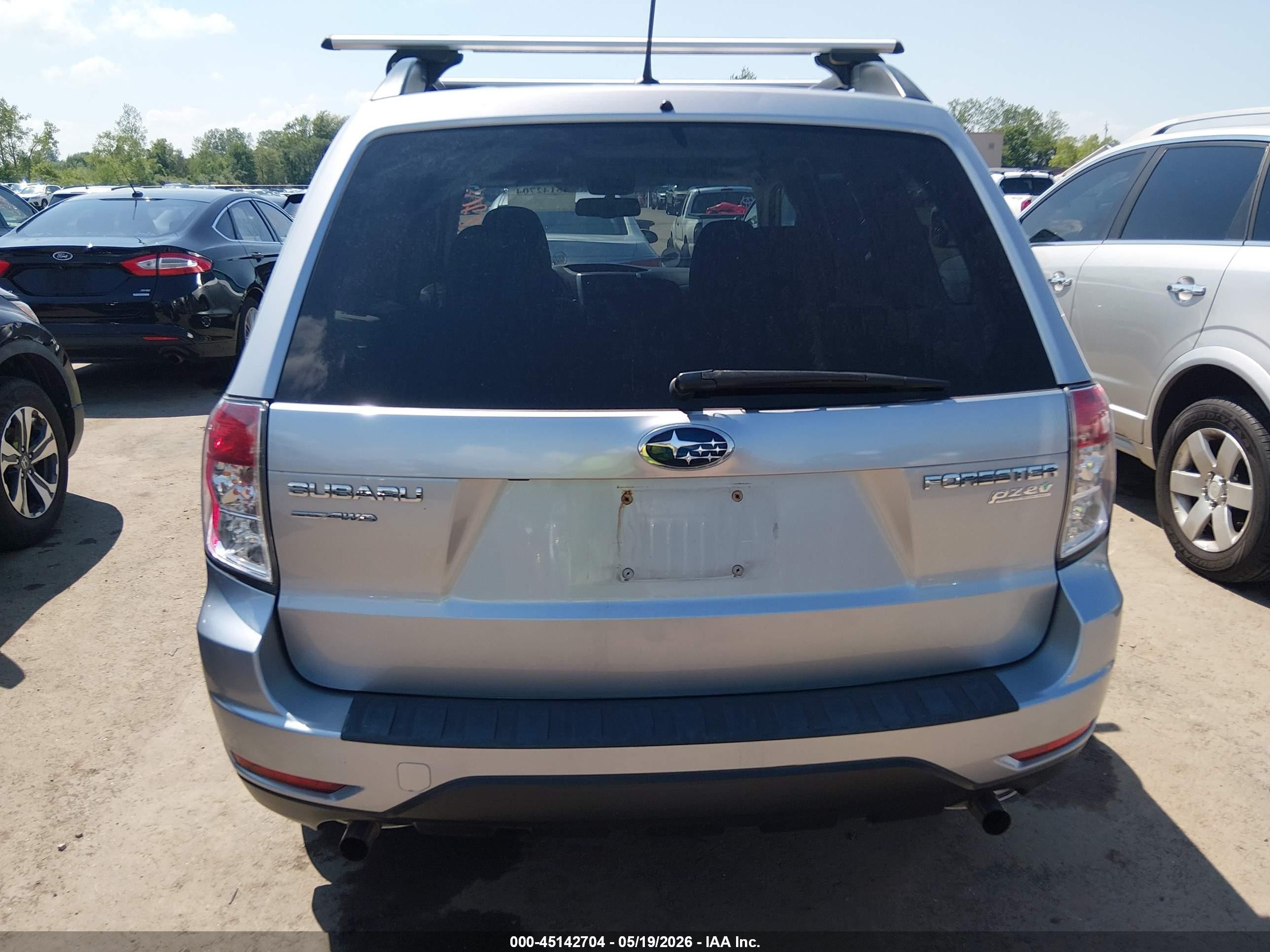 2013 Subaru Forester 2.5x Premium Серебряный vin: JF2SHADC6DH403436