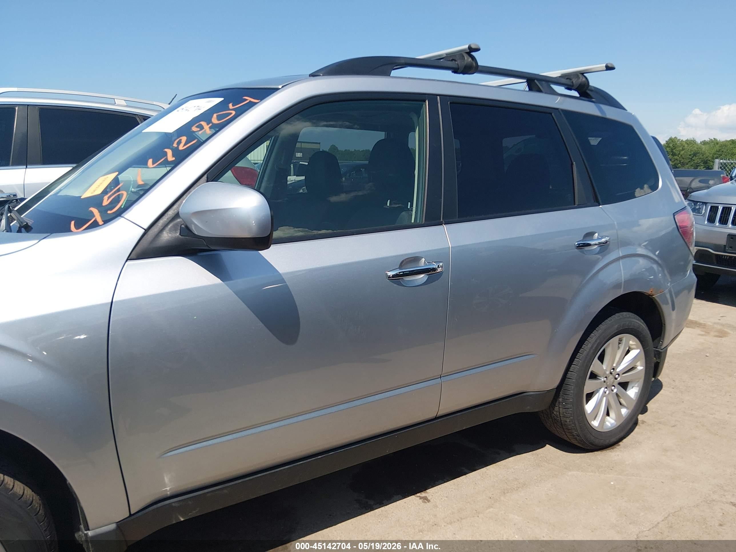 2013 Subaru Forester 2.5x Premium Серебряный vin: JF2SHADC6DH403436
