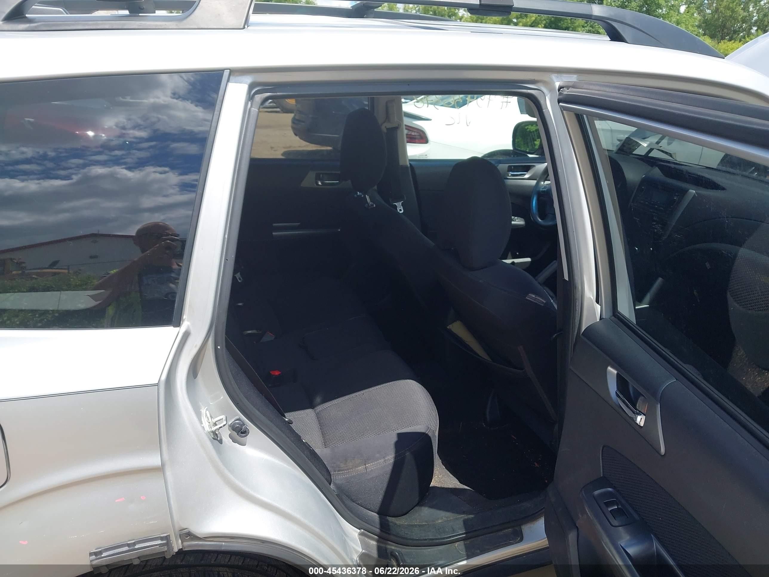 2011 Subaru Forester 2.5x Premium Silver vin: JF2SHADC7BG783518