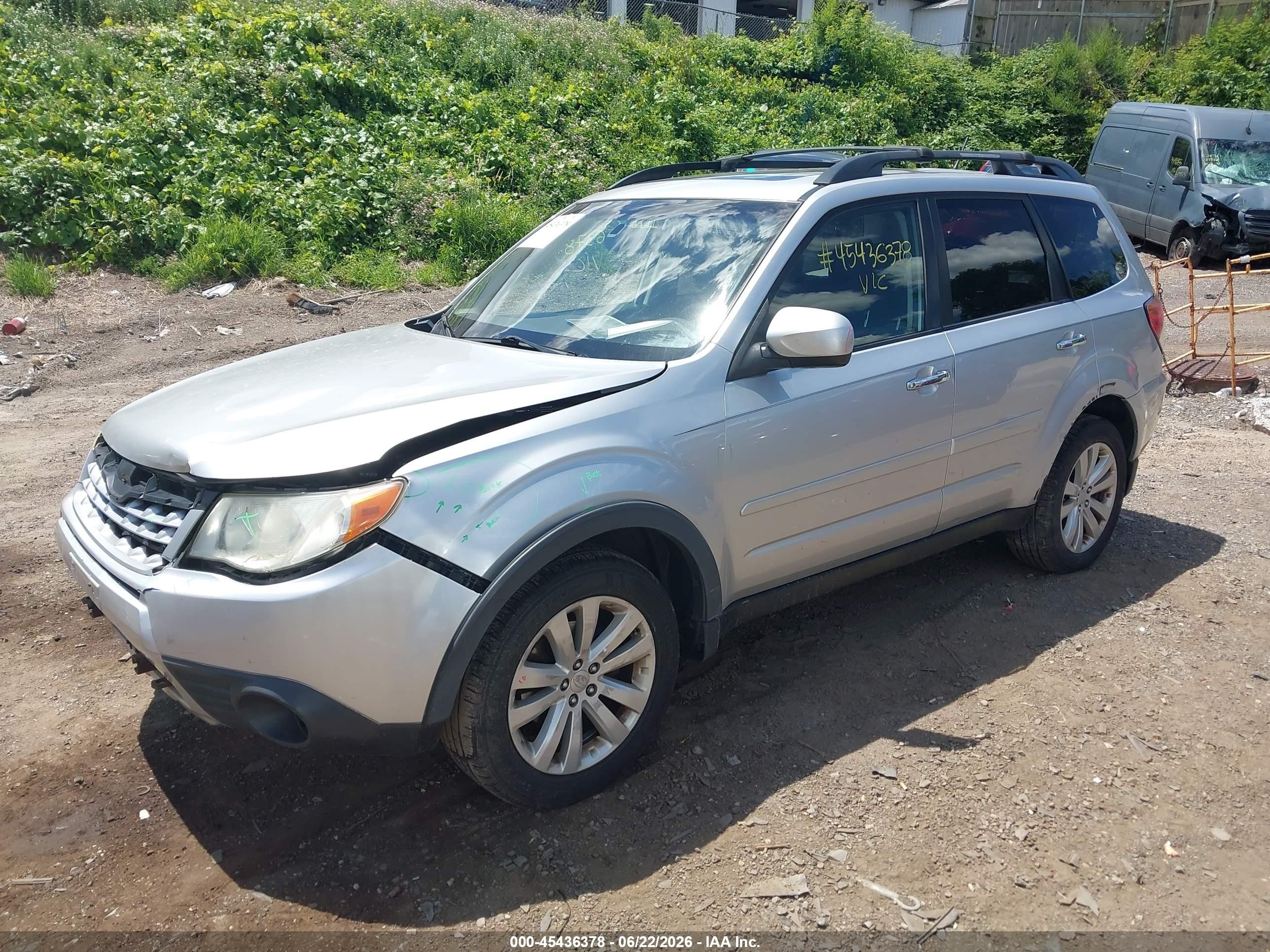 2011 Subaru Forester 2.5x Premium Silver vin: JF2SHADC7BG783518