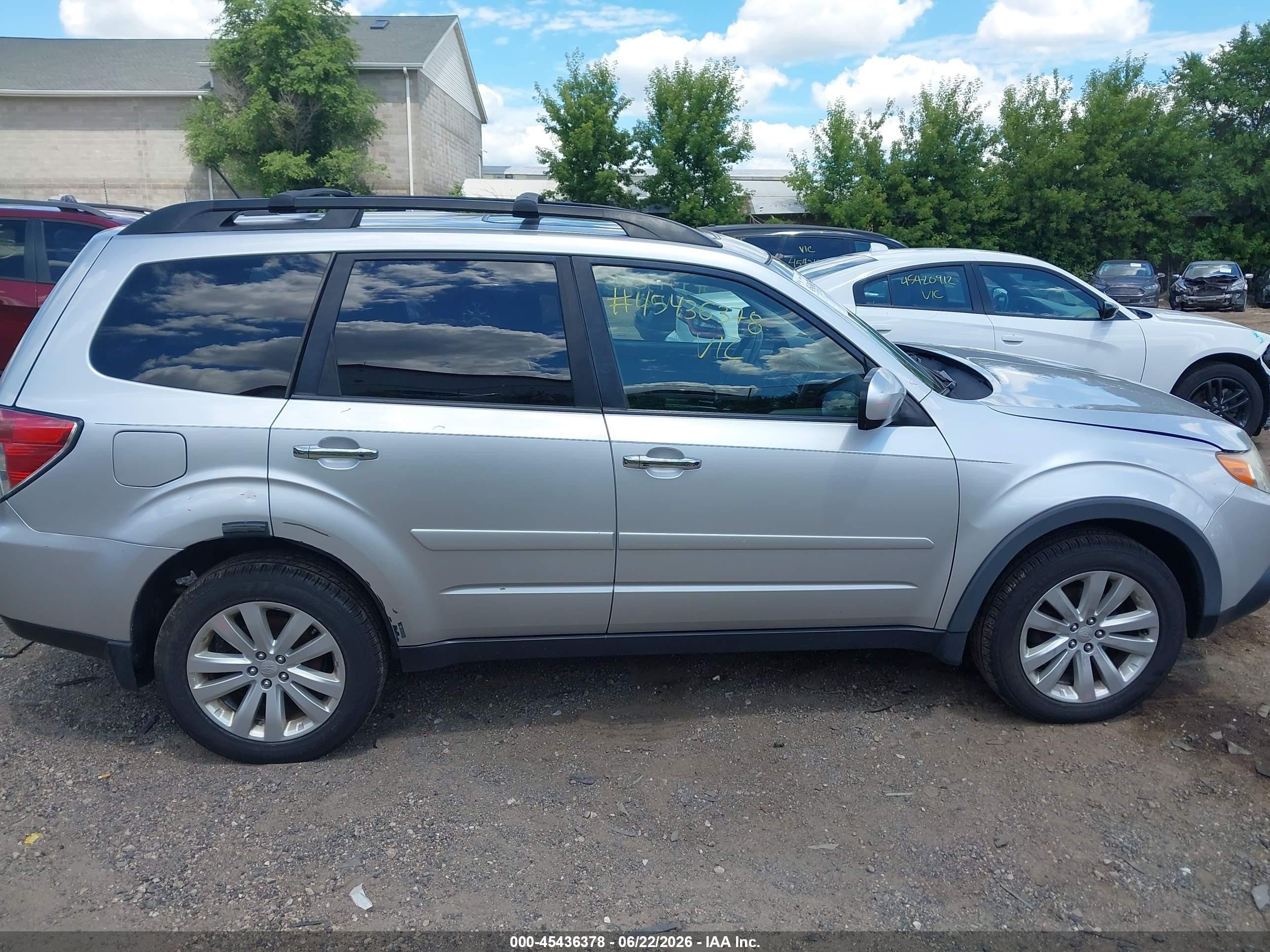 2011 Subaru Forester 2.5x Premium Silver vin: JF2SHADC7BG783518