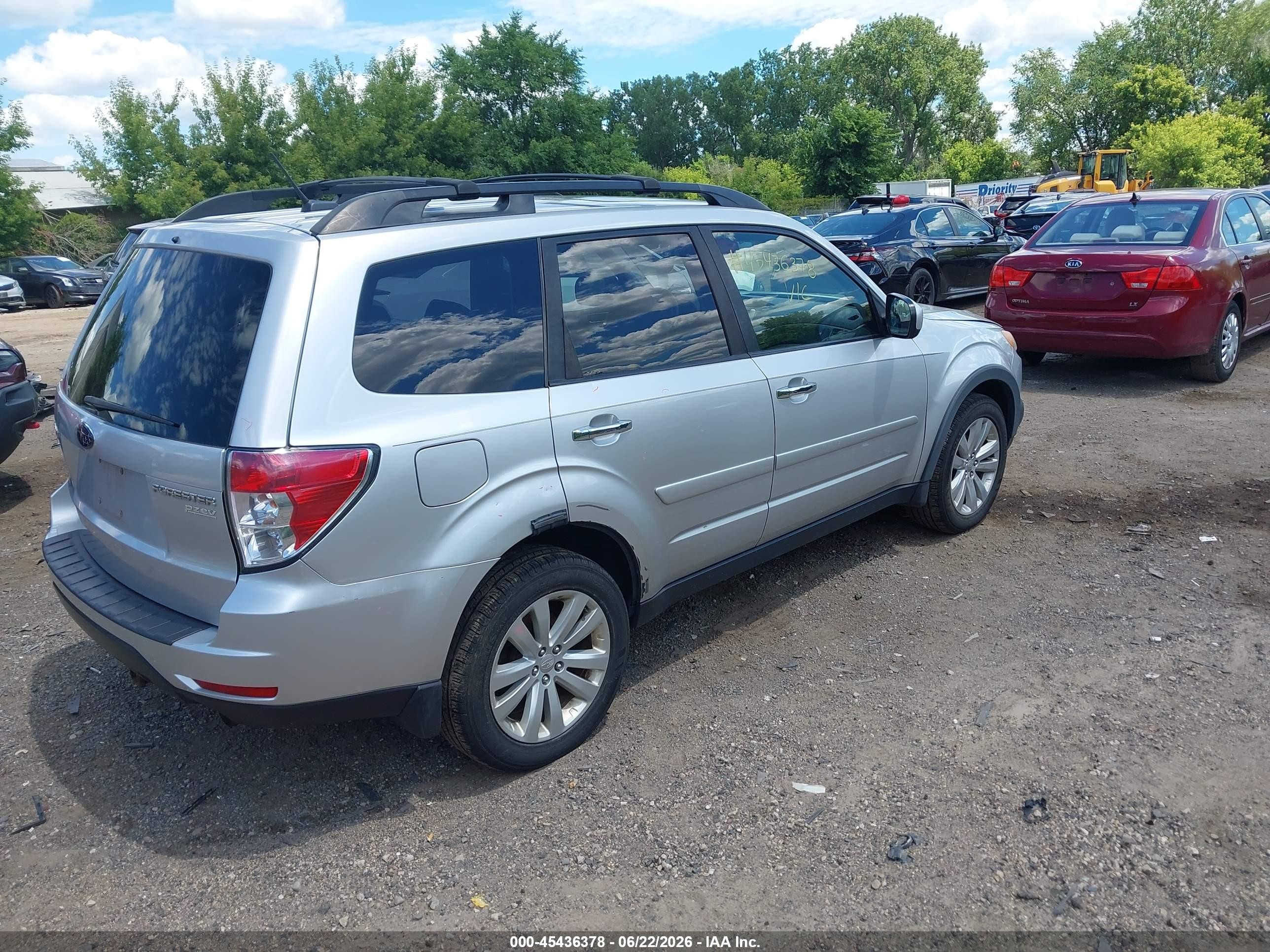 2011 Subaru Forester 2.5x Premium Silver vin: JF2SHADC7BG783518