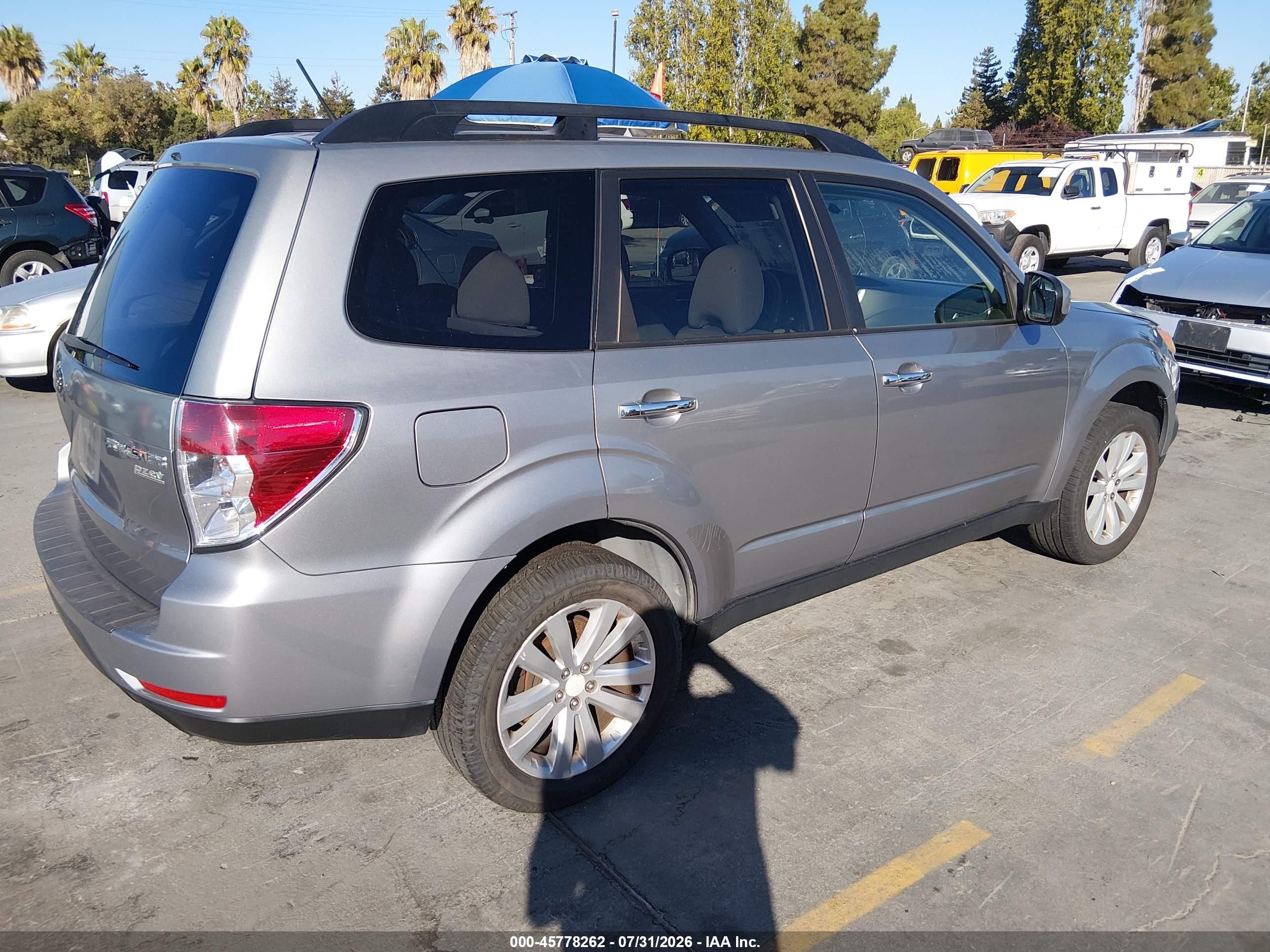 2011 Subaru Forester 2.5x Premium Серебряный vin: JF2SHADC7BH739898